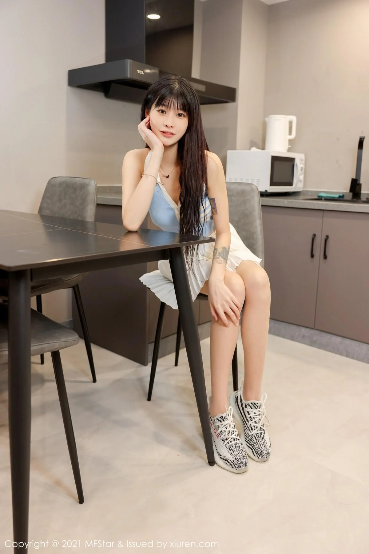 77qiqi私房性感百褶裙配超薄肉丝裤袜清爽迷人写真 第 21 张