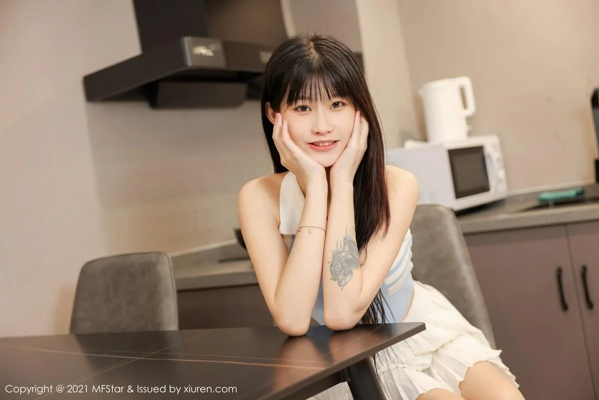77qiqi私房性感百褶裙配超薄肉丝裤袜清爽迷人写真 第 23 张