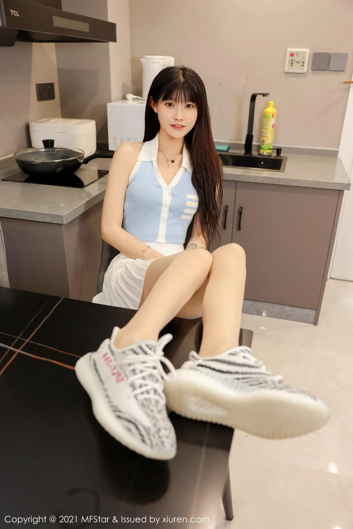 77qiqi私房性感百褶裙配超薄肉丝裤袜清爽迷人写真 第 31 张