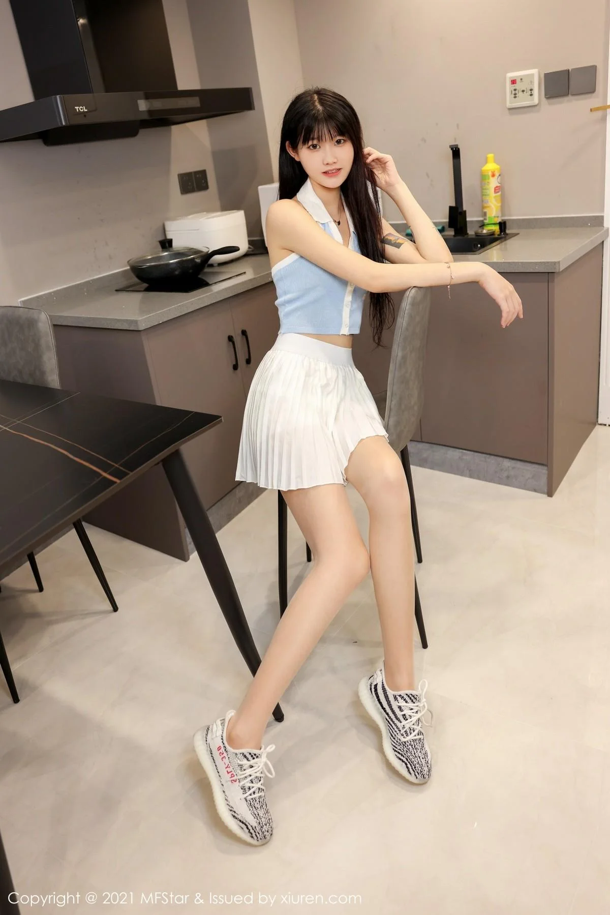 77qiqi私房性感百褶裙配超薄肉丝裤袜清爽迷人写真 第 35 张