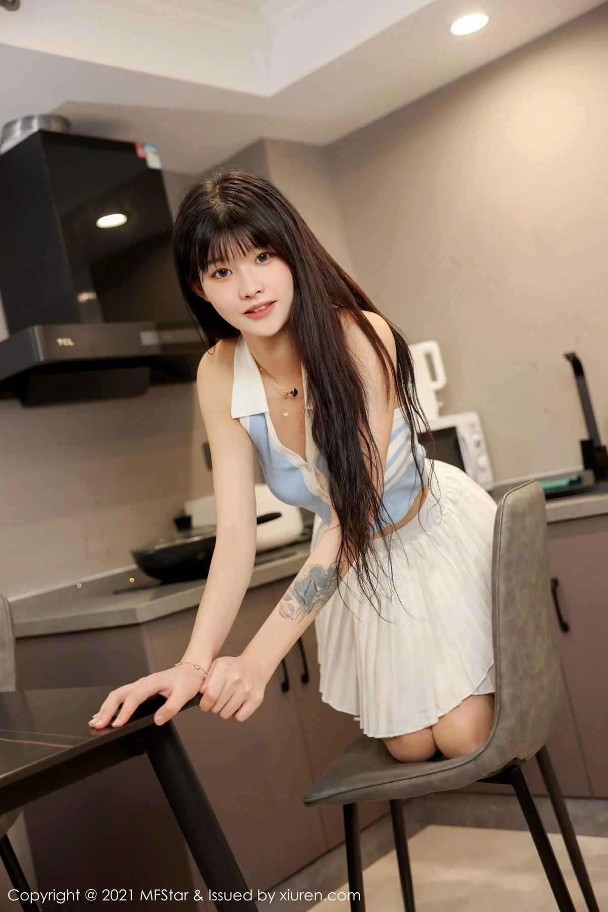 77qiqi私房性感百褶裙配超薄肉丝裤袜清爽迷人写真 第 37 张