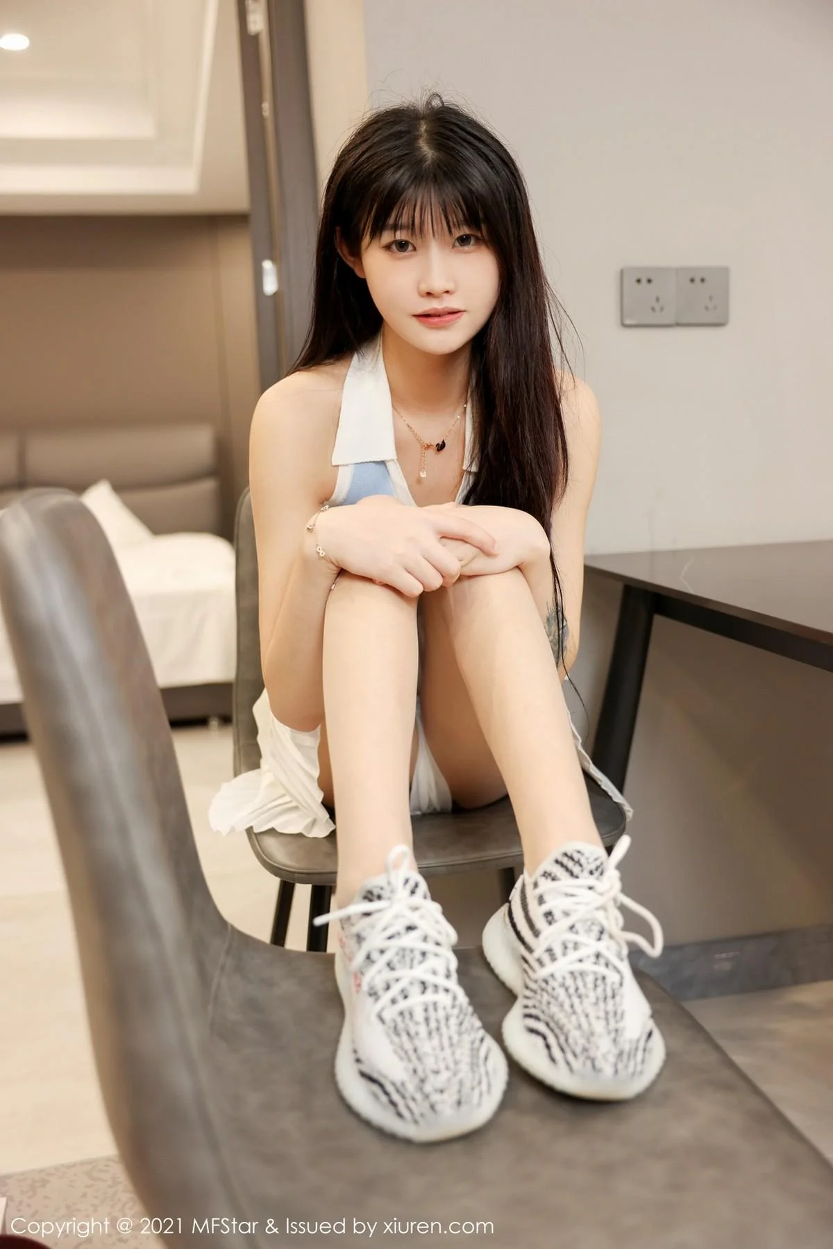 77qiqi私房性感百褶裙配超薄肉丝裤袜清爽迷人写真 第 44 张