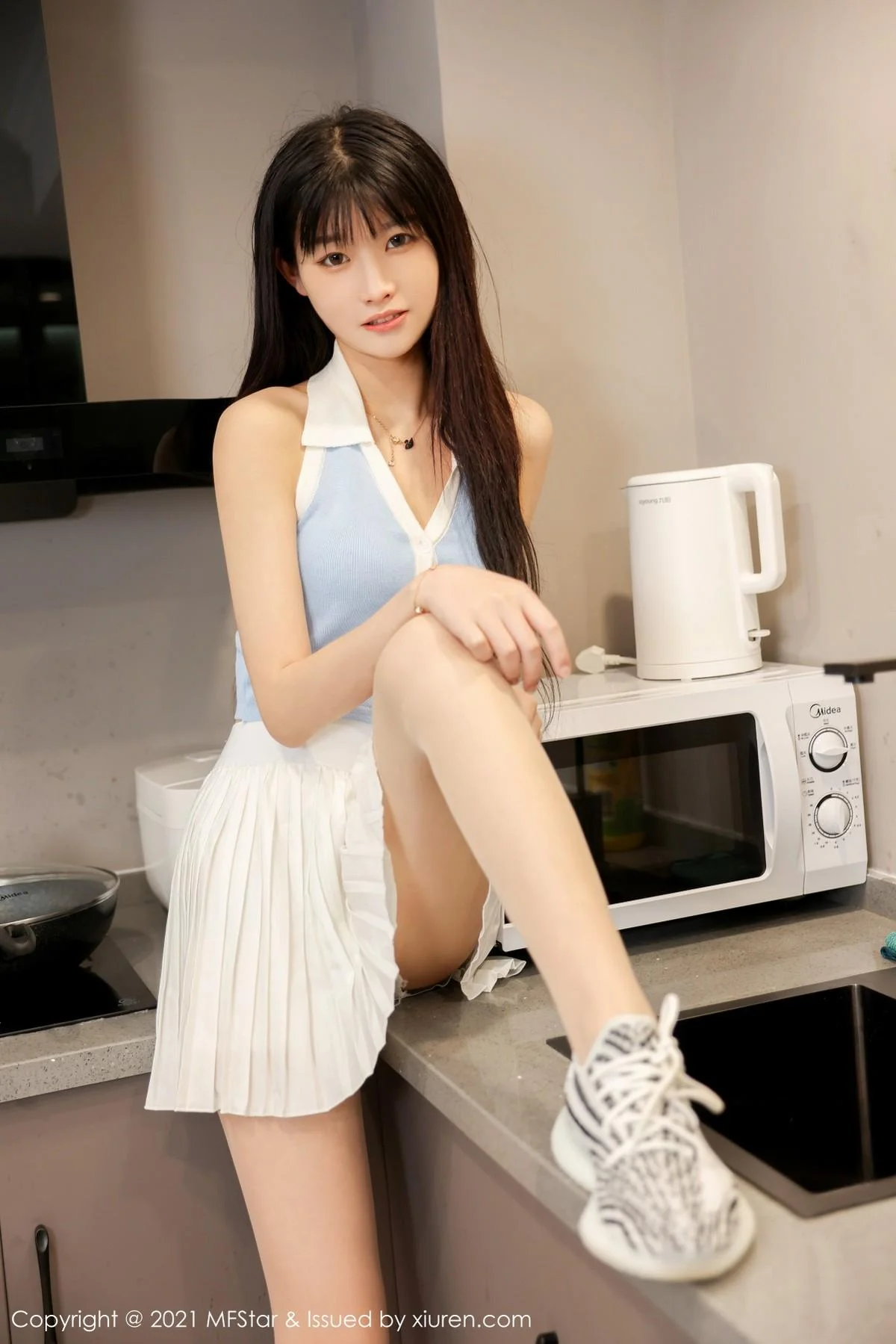 77qiqi私房性感百褶裙配超薄肉丝裤袜清爽迷人写真 第 6 张