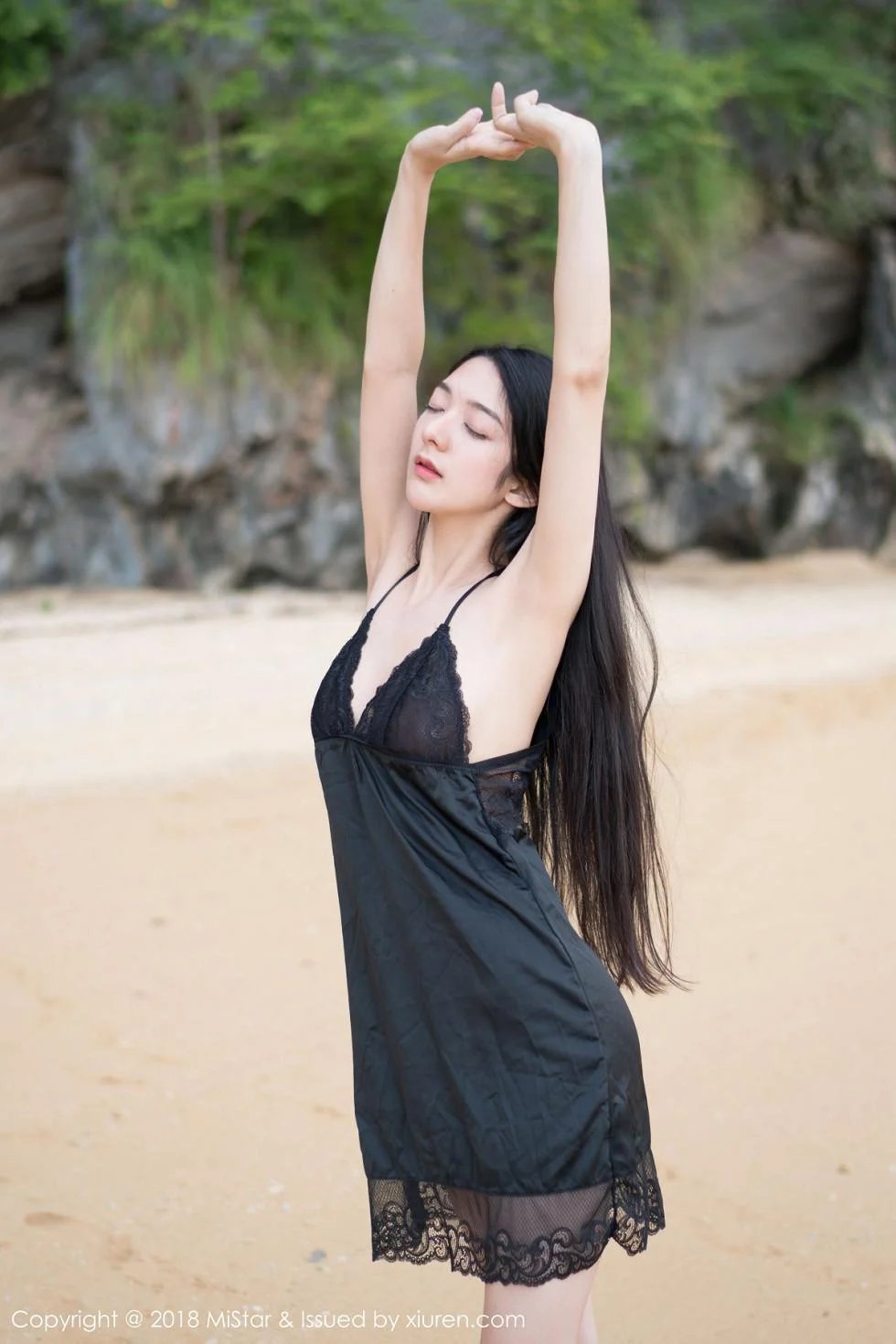 小热巴甲米旅拍沙滩上开胸毛衣+黑色蕾丝睡裙绝美写真 第 10 张
