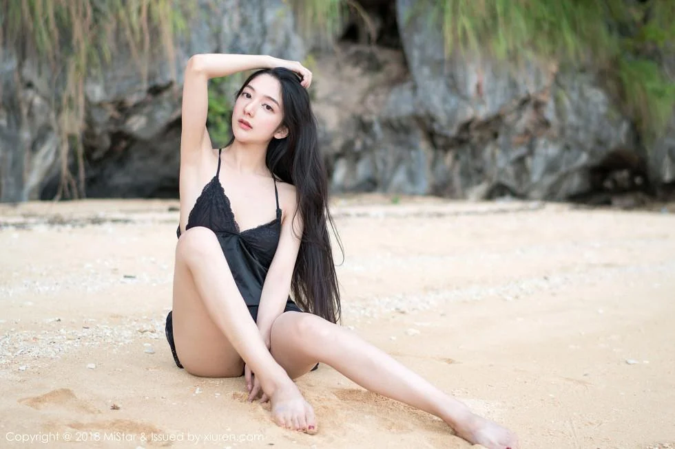 小热巴甲米旅拍沙滩上开胸毛衣+黑色蕾丝睡裙绝美写真 第 15 张
