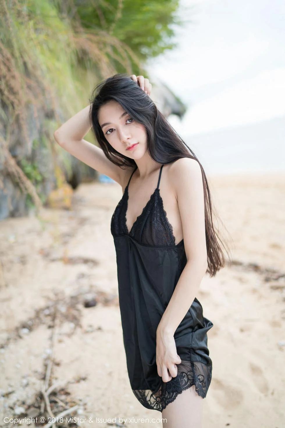 小热巴甲米旅拍沙滩上开胸毛衣+黑色蕾丝睡裙绝美写真 第 2 张
