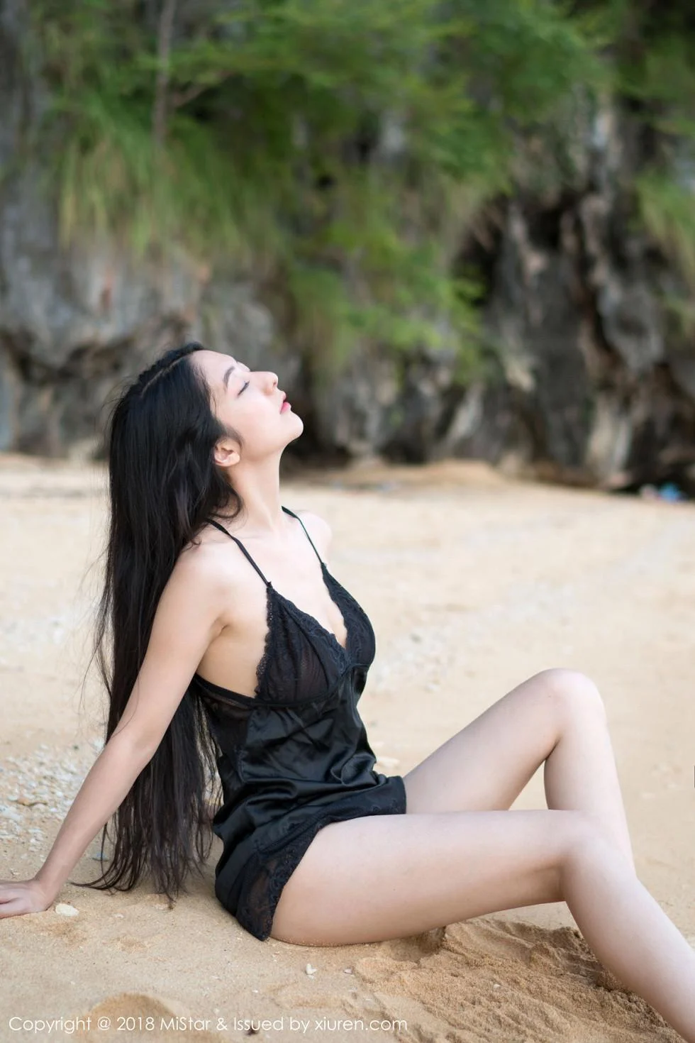 小热巴甲米旅拍沙滩上开胸毛衣+黑色蕾丝睡裙绝美写真 第 22 张