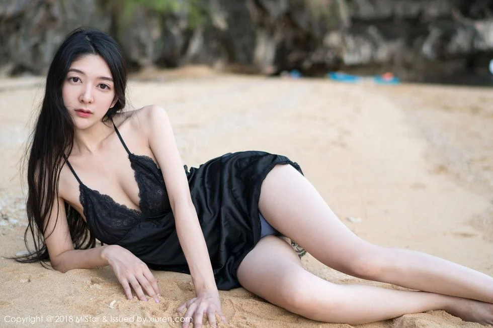 小热巴甲米旅拍沙滩上开胸毛衣+黑色蕾丝睡裙绝美写真 第 23 张