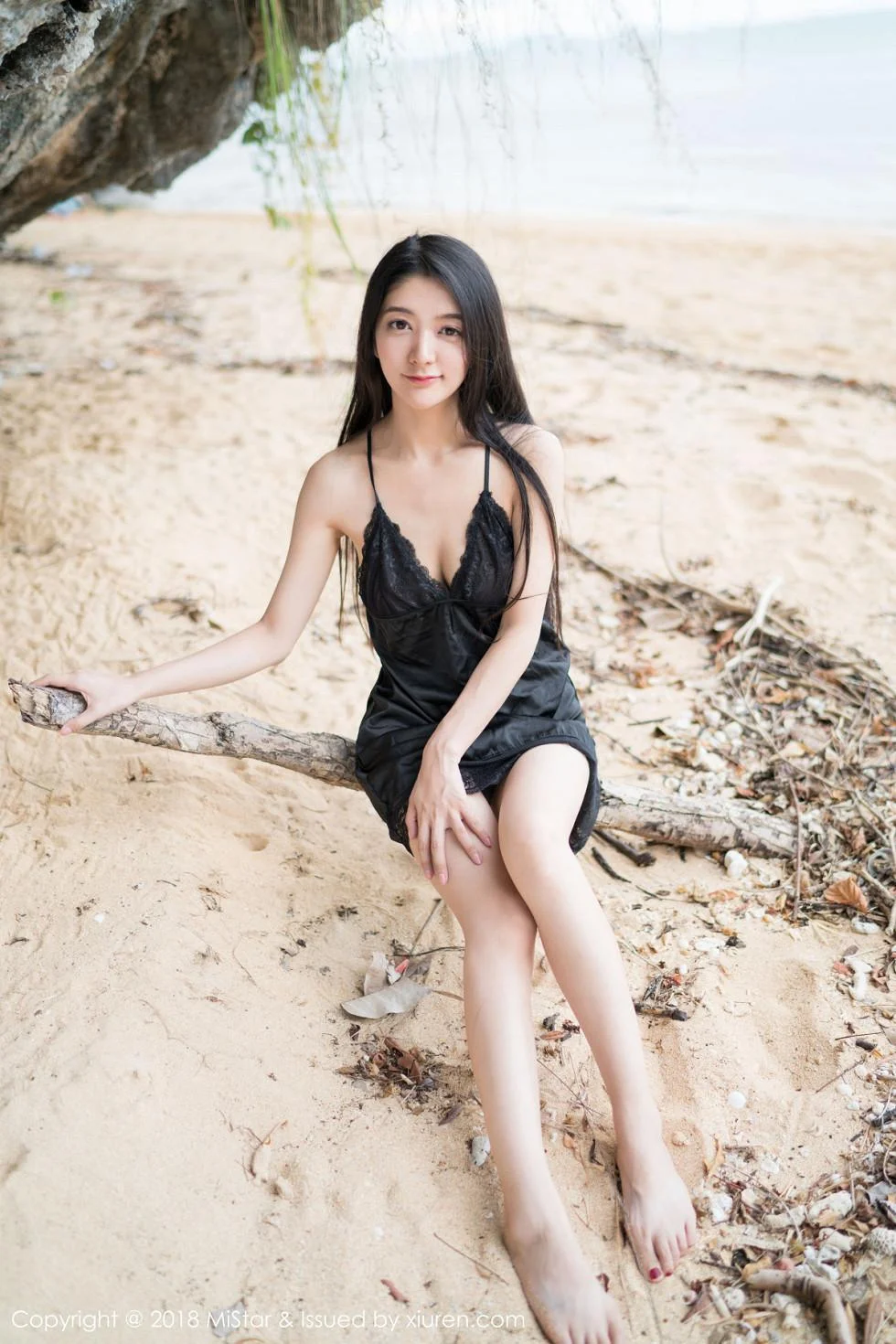 小热巴甲米旅拍沙滩上开胸毛衣+黑色蕾丝睡裙绝美写真 第 3 张
