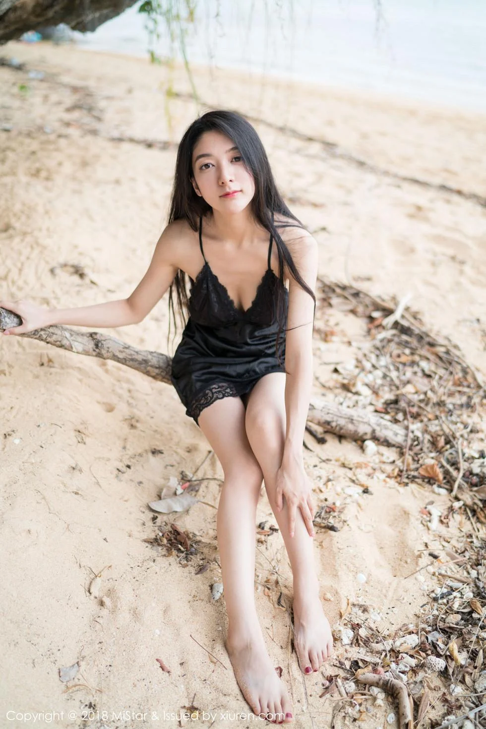 小热巴甲米旅拍沙滩上开胸毛衣+黑色蕾丝睡裙绝美写真 第 5 张