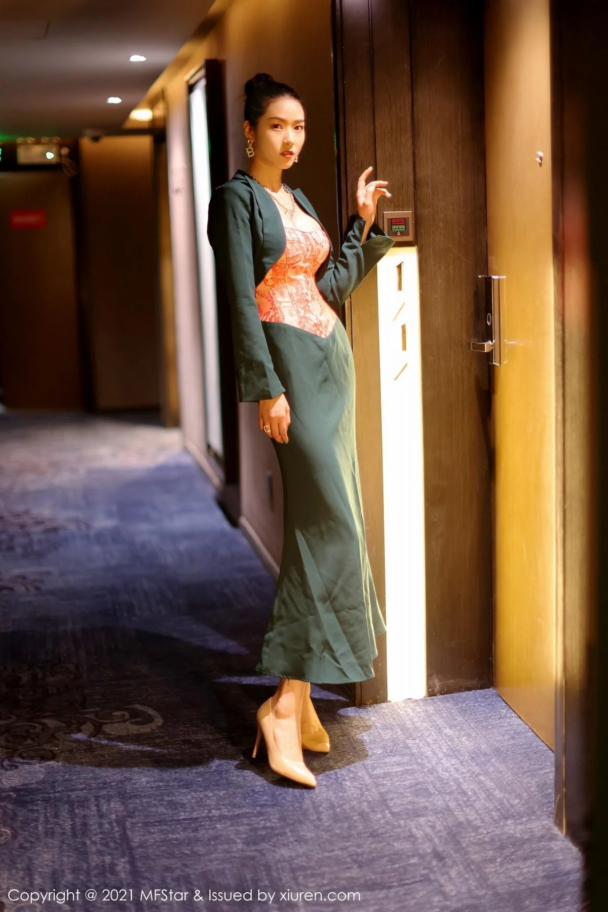 方子萱私房典雅抹胸礼裙半脱秀完美身材迷人绝美写真 第 1 张