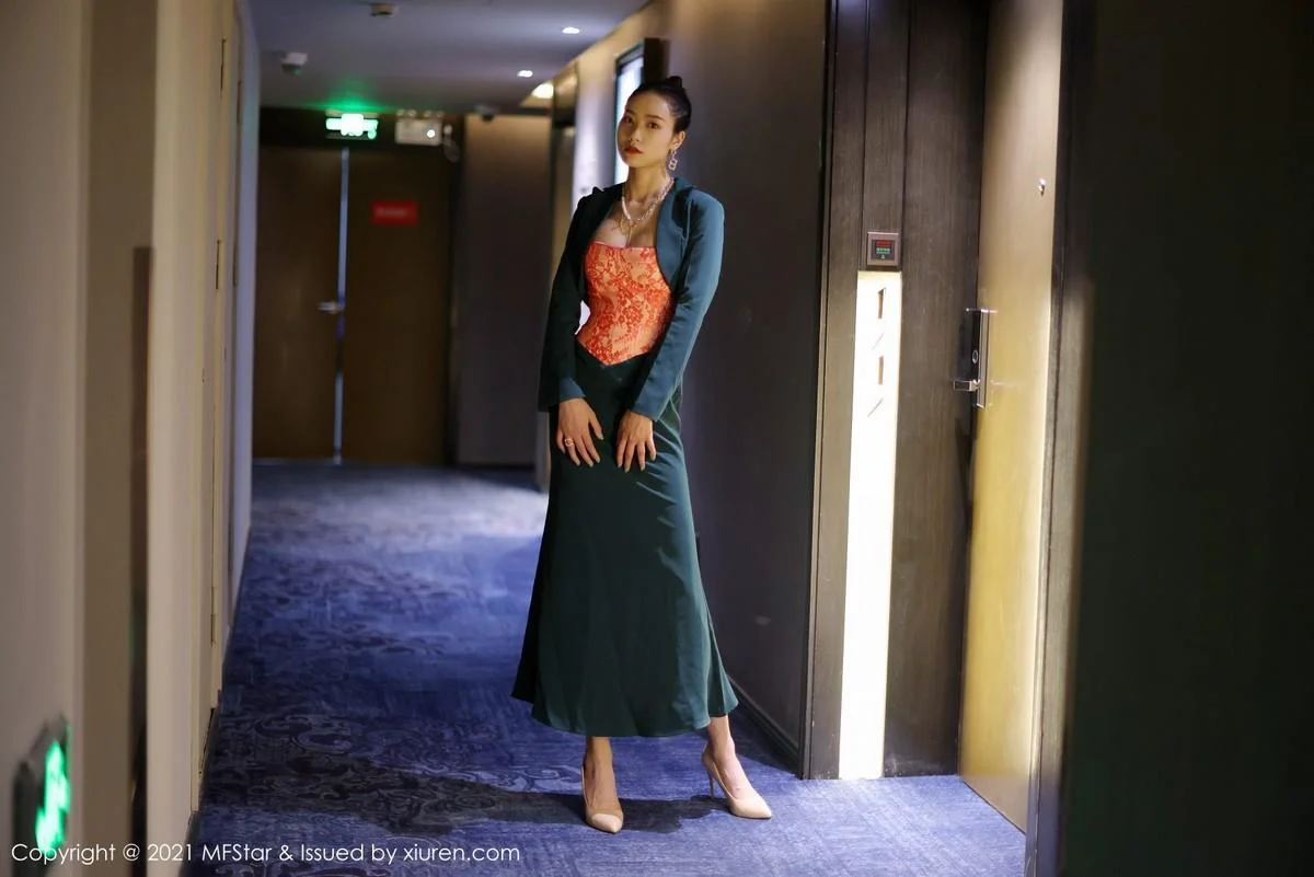 方子萱私房典雅抹胸礼裙半脱秀完美身材迷人绝美写真 第 10 张