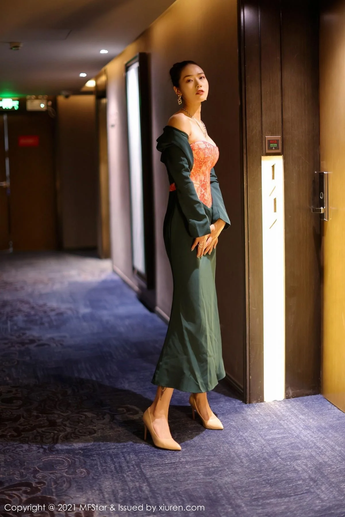 方子萱私房典雅抹胸礼裙半脱秀完美身材迷人绝美写真 第 12 张