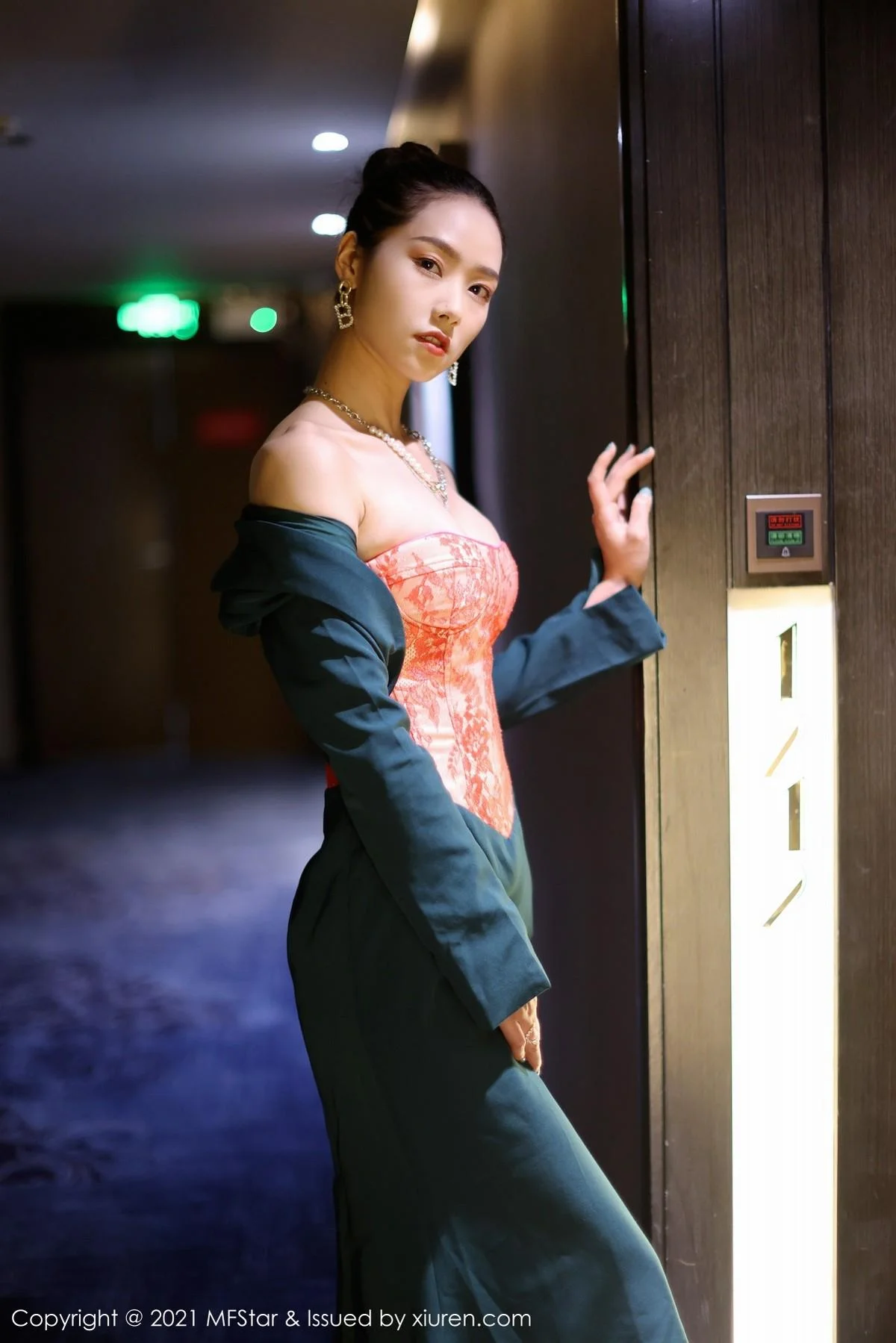 方子萱私房典雅抹胸礼裙半脱秀完美身材迷人绝美写真 第 13 张