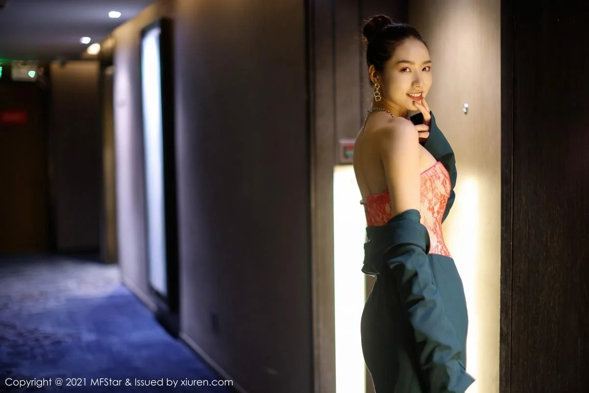 方子萱私房典雅抹胸礼裙半脱秀完美身材迷人绝美写真 第 24 张