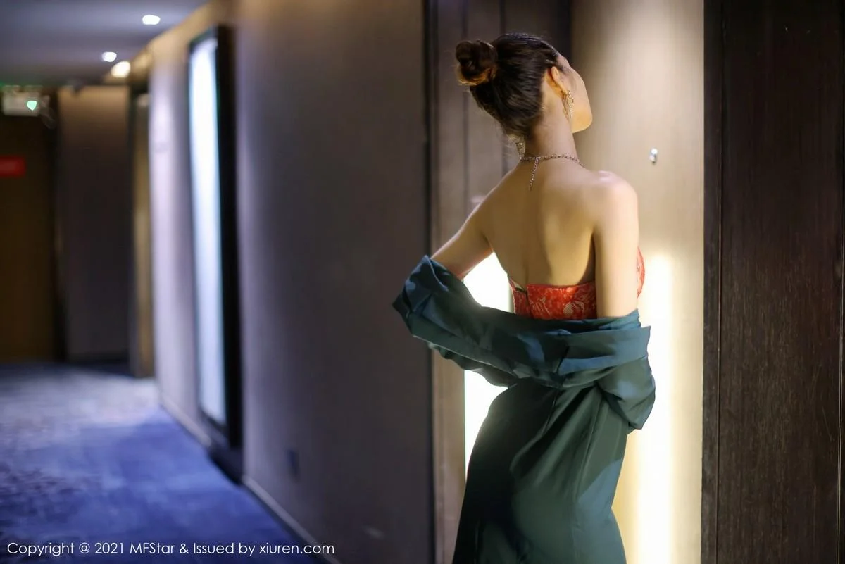方子萱私房典雅抹胸礼裙半脱秀完美身材迷人绝美写真 第 26 张