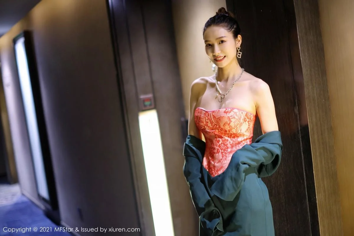 方子萱私房典雅抹胸礼裙半脱秀完美身材迷人绝美写真 第 27 张