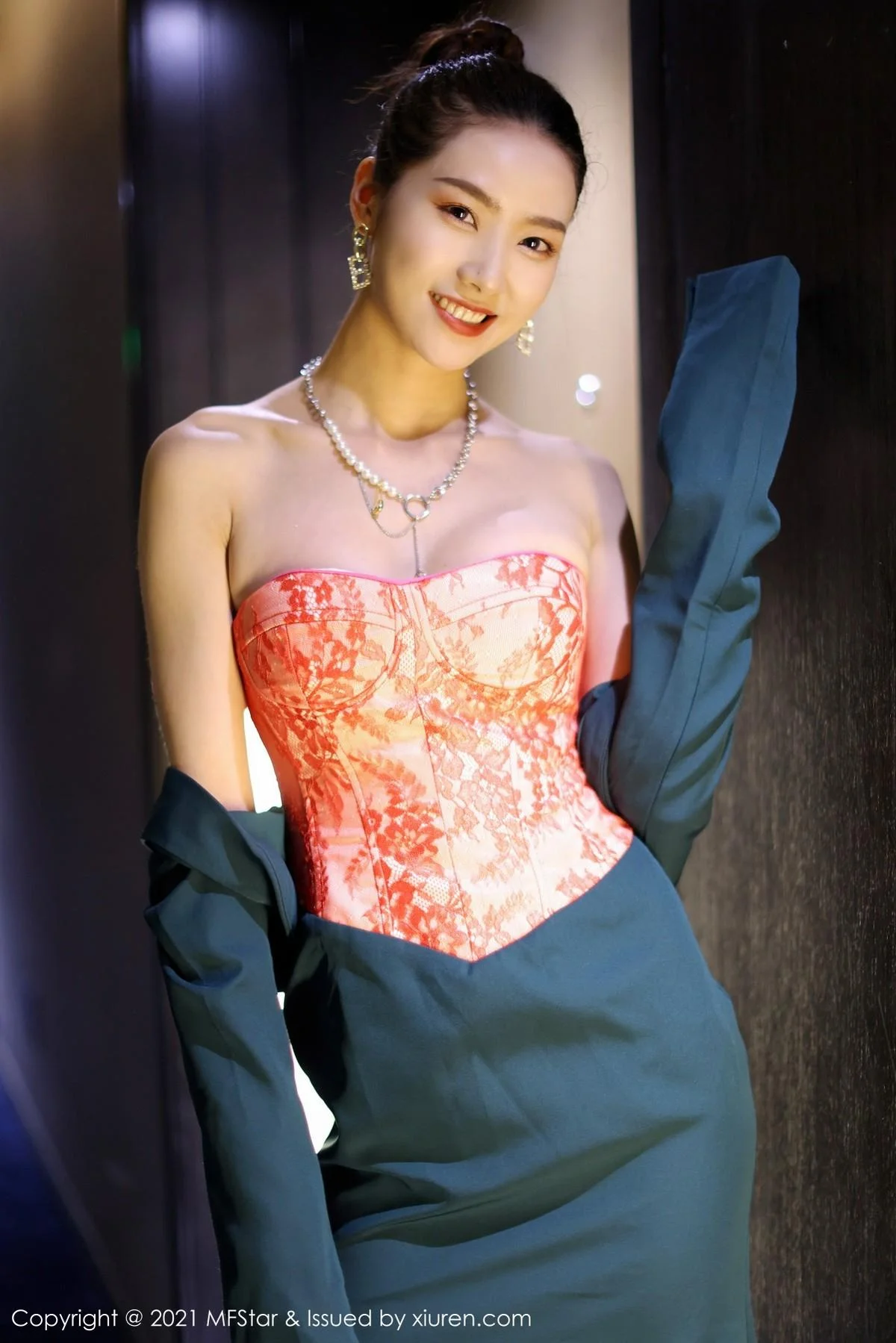 方子萱私房典雅抹胸礼裙半脱秀完美身材迷人绝美写真 第 32 张