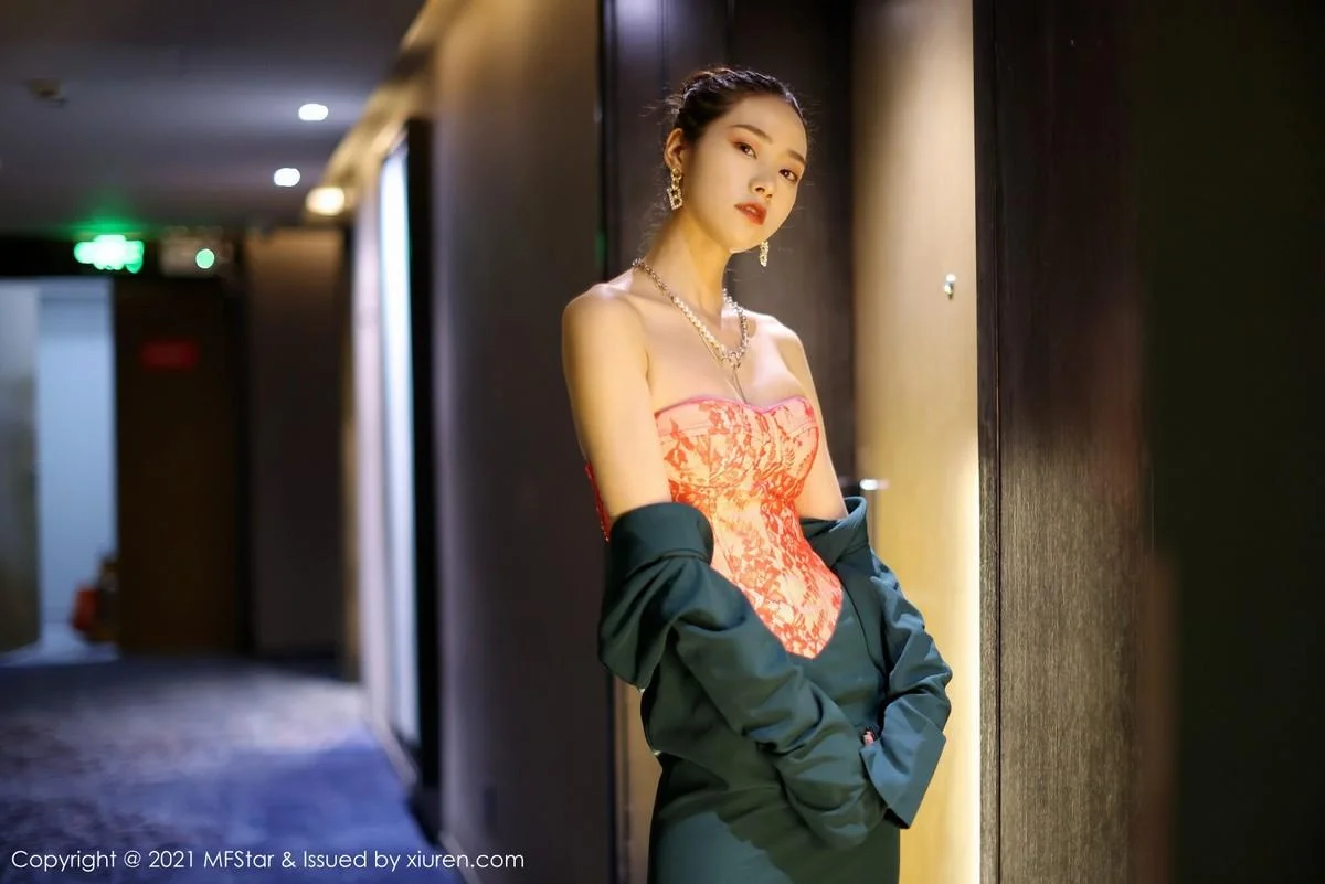 方子萱私房典雅抹胸礼裙半脱秀完美身材迷人绝美写真 第 34 张