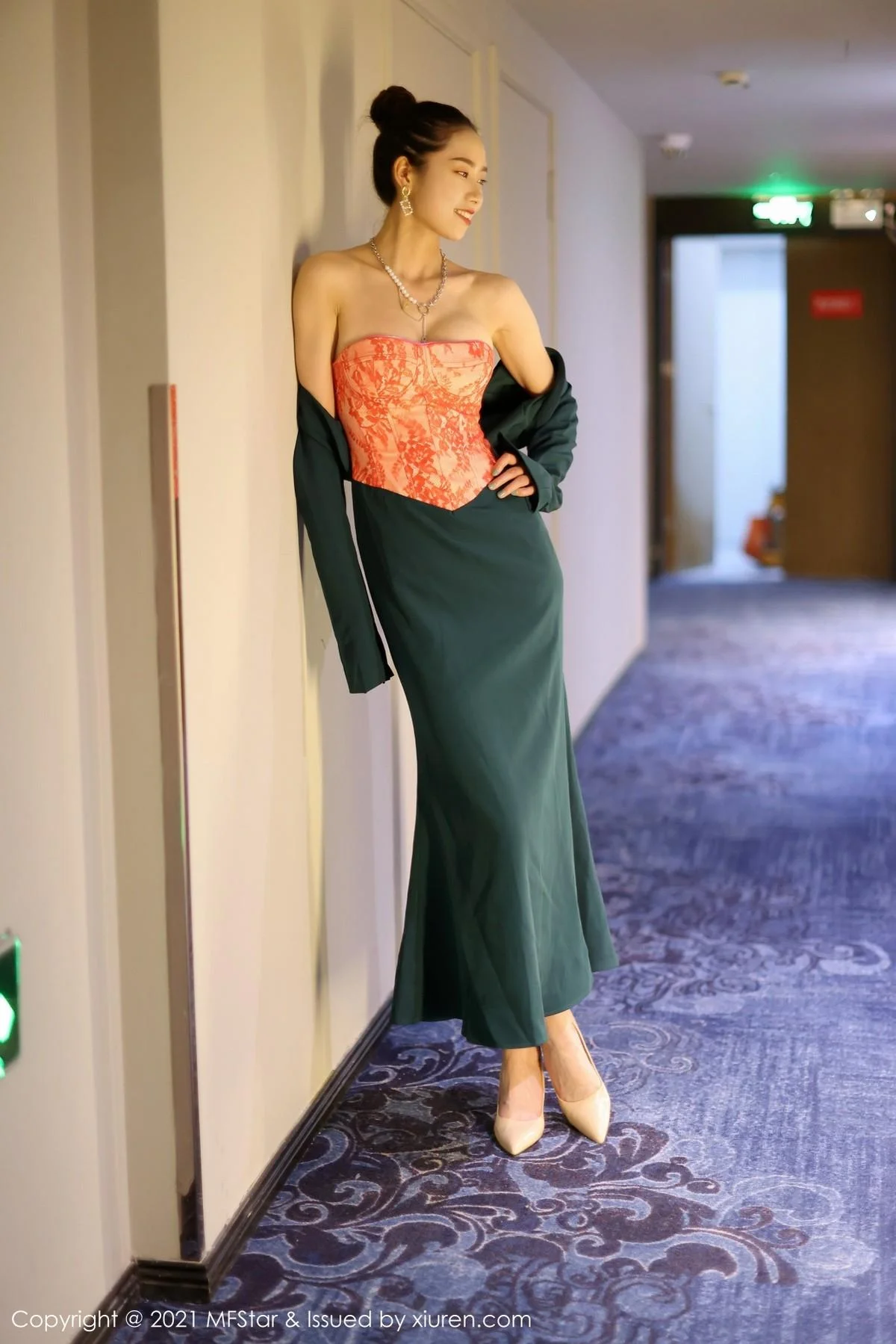 方子萱私房典雅抹胸礼裙半脱秀完美身材迷人绝美写真 第 36 张