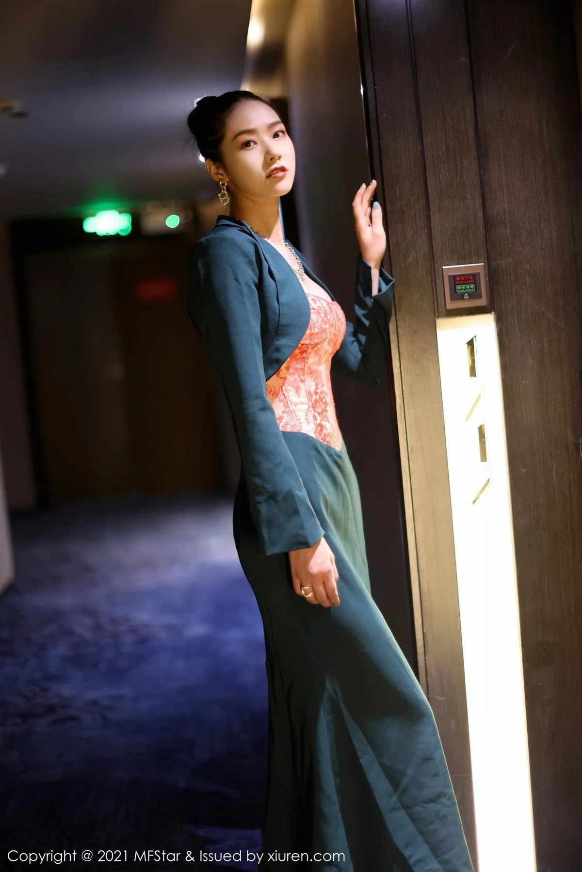 方子萱私房典雅抹胸礼裙半脱秀完美身材迷人绝美写真 第 4 张