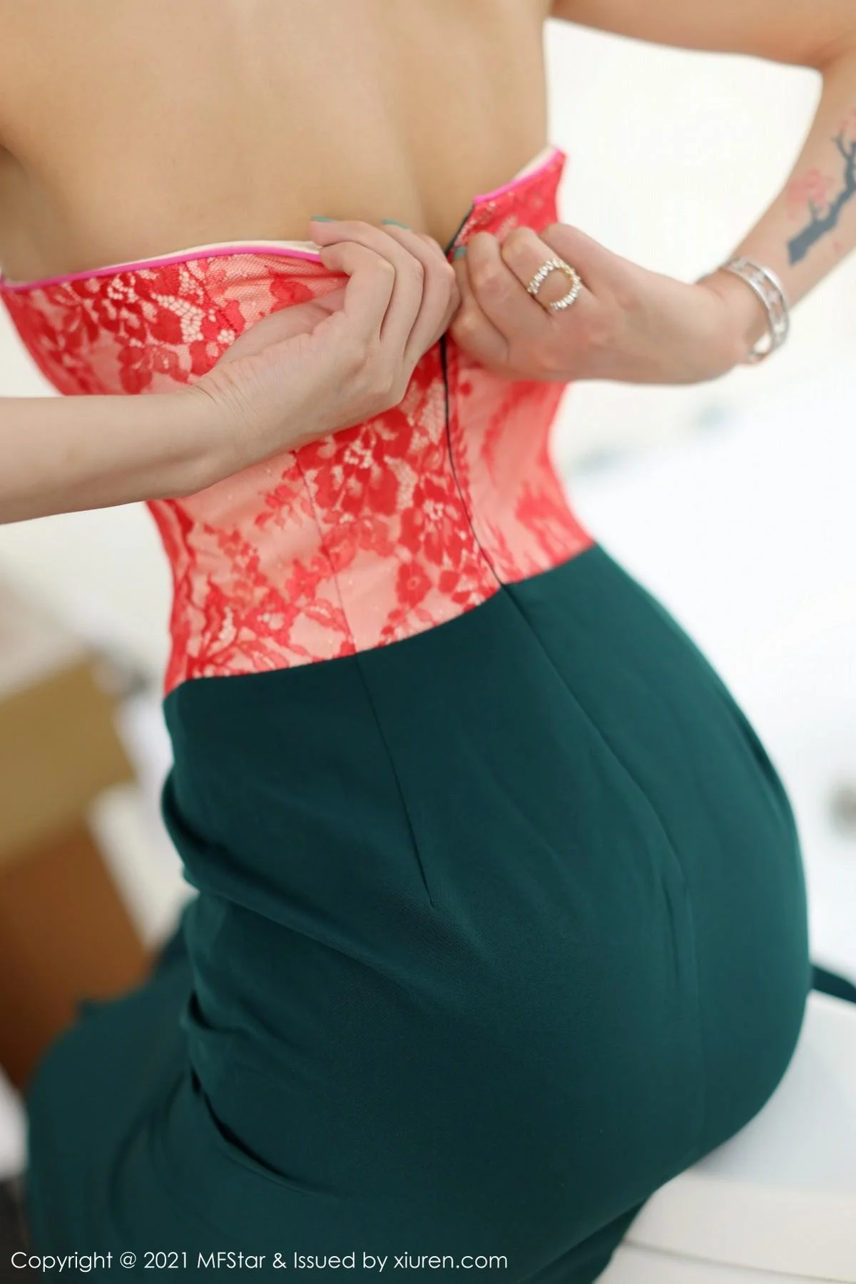 方子萱私房典雅抹胸礼裙半脱秀完美身材迷人绝美写真 第 62 张