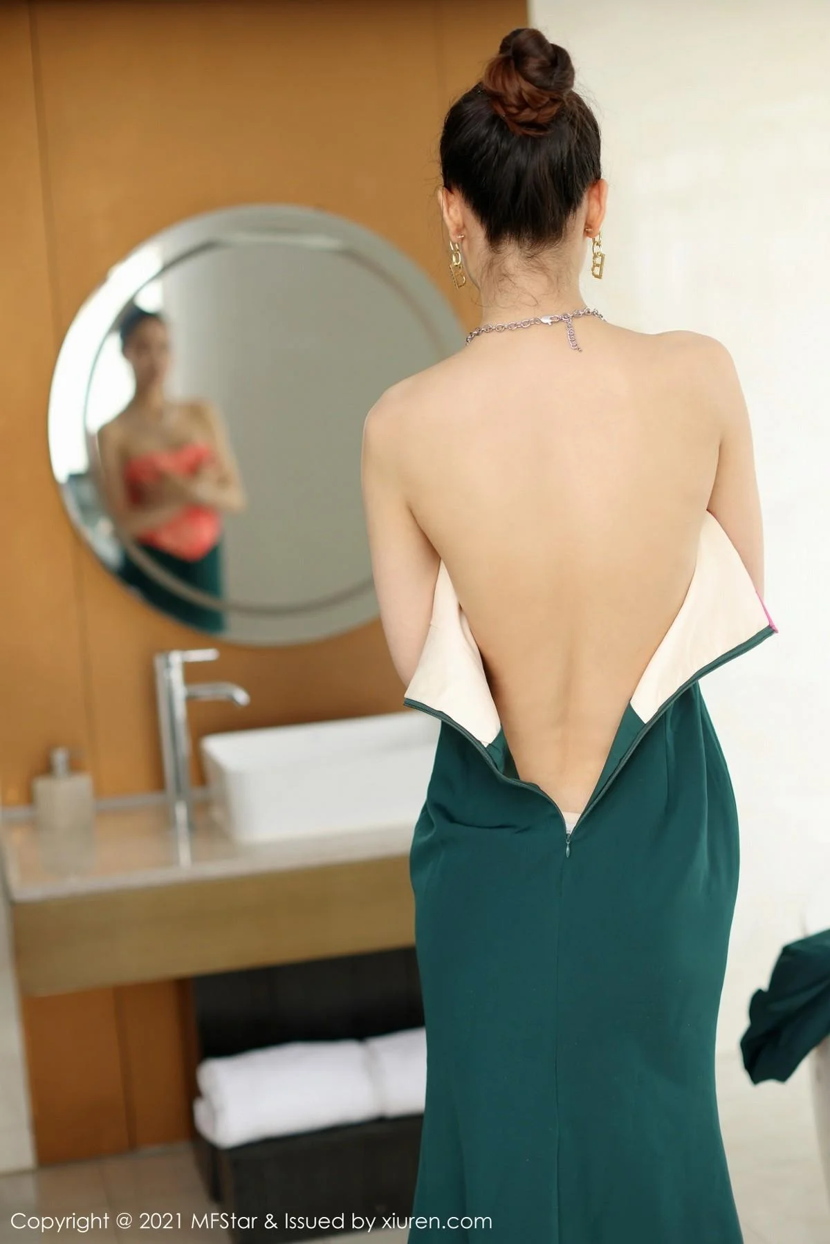 方子萱私房典雅抹胸礼裙半脱秀完美身材迷人绝美写真 第 67 张
