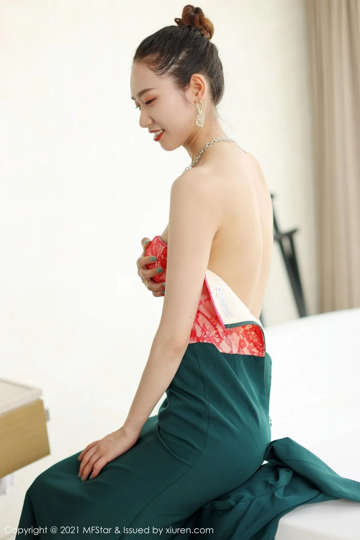方子萱私房典雅抹胸礼裙半脱秀完美身材迷人绝美写真 第 70 张