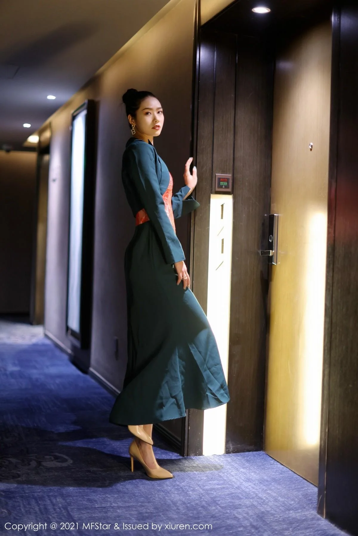 方子萱私房典雅抹胸礼裙半脱秀完美身材迷人绝美写真 第 8 张