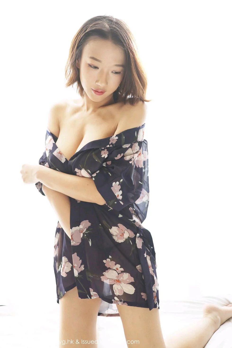 栗子Riz私房真空花色睡衣配丁字裤秀豪乳翘臀绝美写真 第 48 张