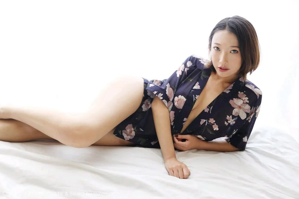 栗子Riz私房真空花色睡衣配丁字裤秀豪乳翘臀绝美写真 第 57 张