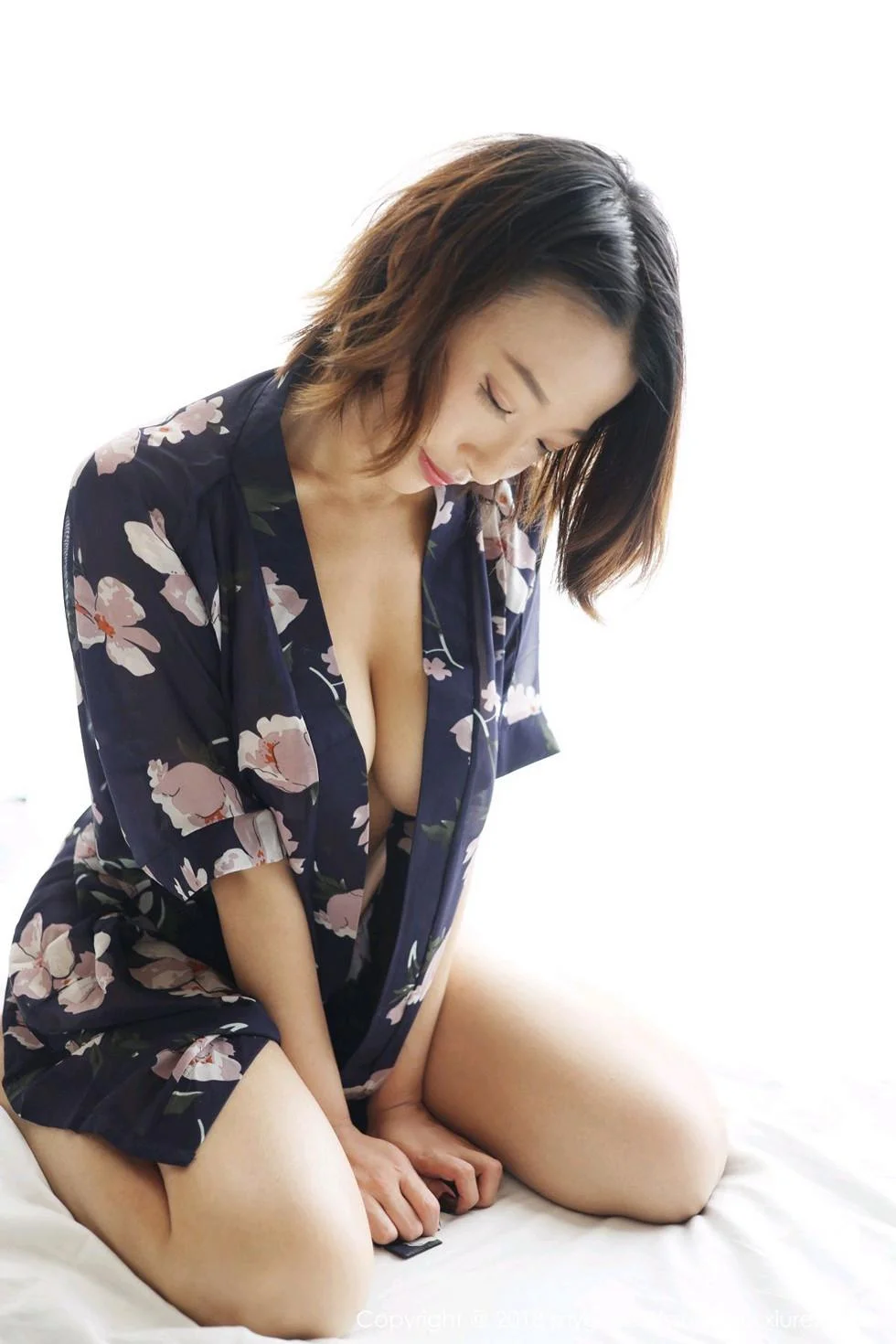 栗子Riz私房真空花色睡衣配丁字裤秀豪乳翘臀绝美写真 第 66 张