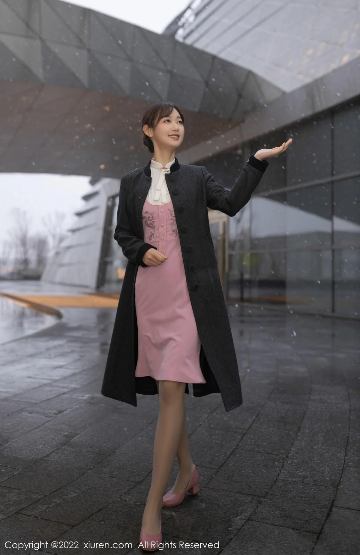 唐安琪珠三角旅拍空姐角色扮演淡粉色内衣配丝袜绝美写真 第 2 张