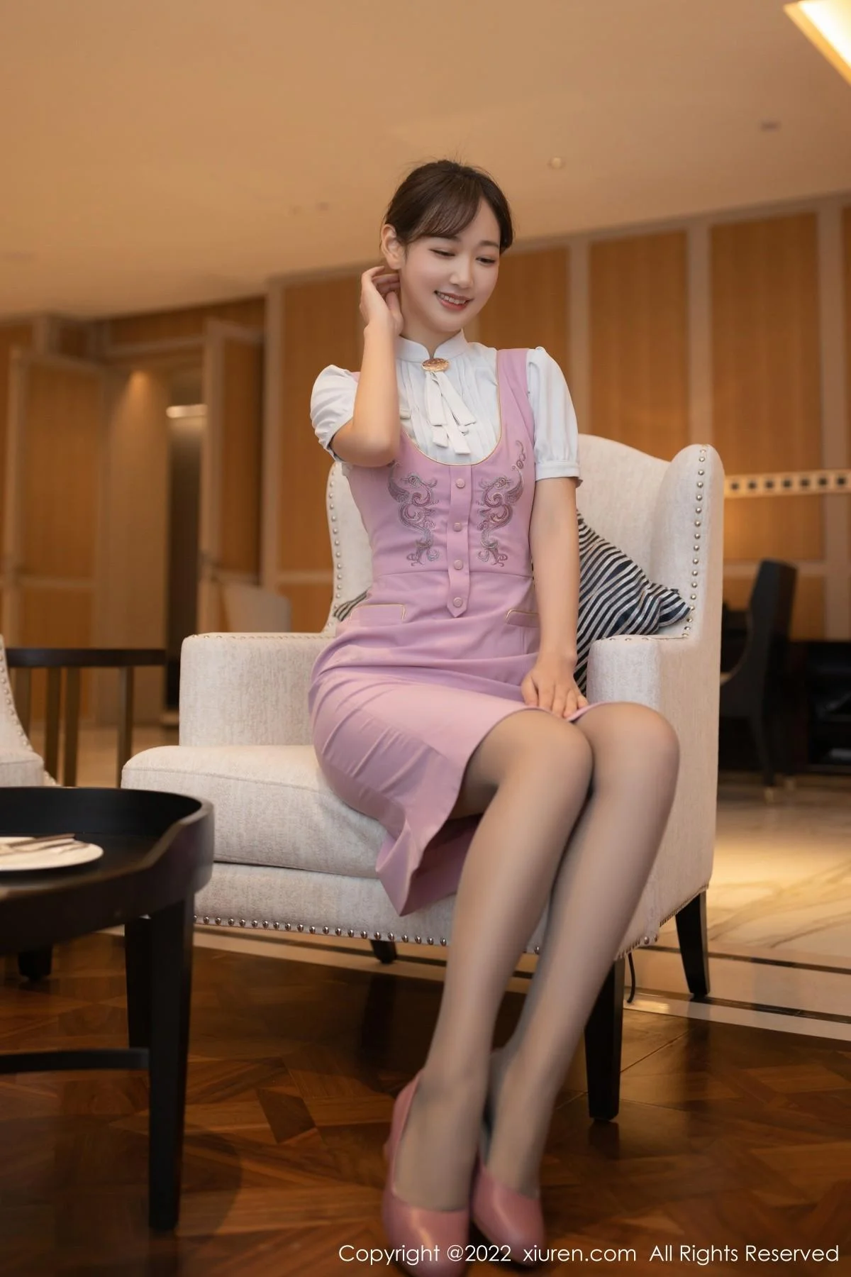 唐安琪珠三角旅拍空姐角色扮演淡粉色内衣配丝袜绝美写真 第 4 张