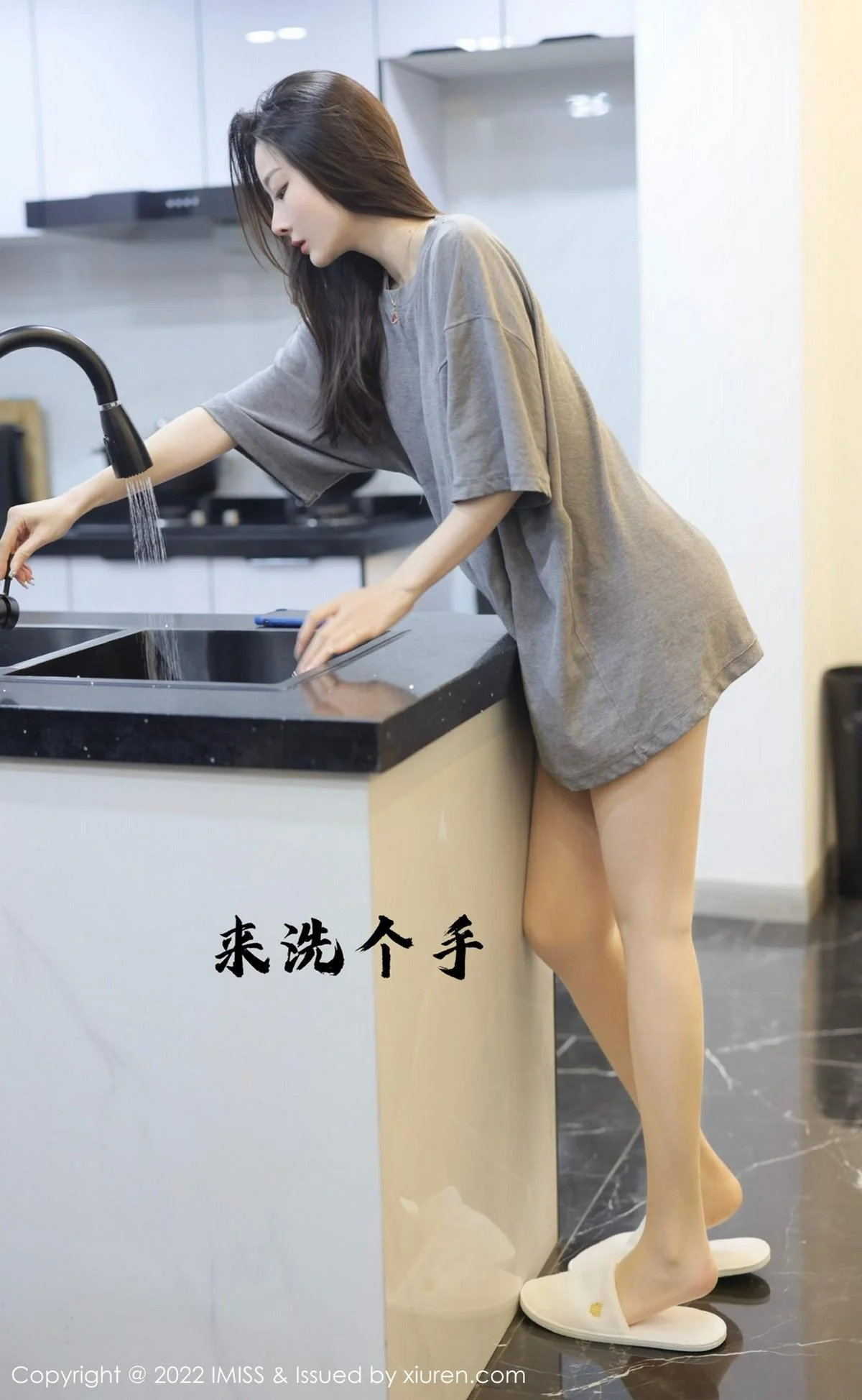 逗逗doudou剧情主题休闲灰色上衣配肉丝裤袜撩人绝美写真 第 2 张