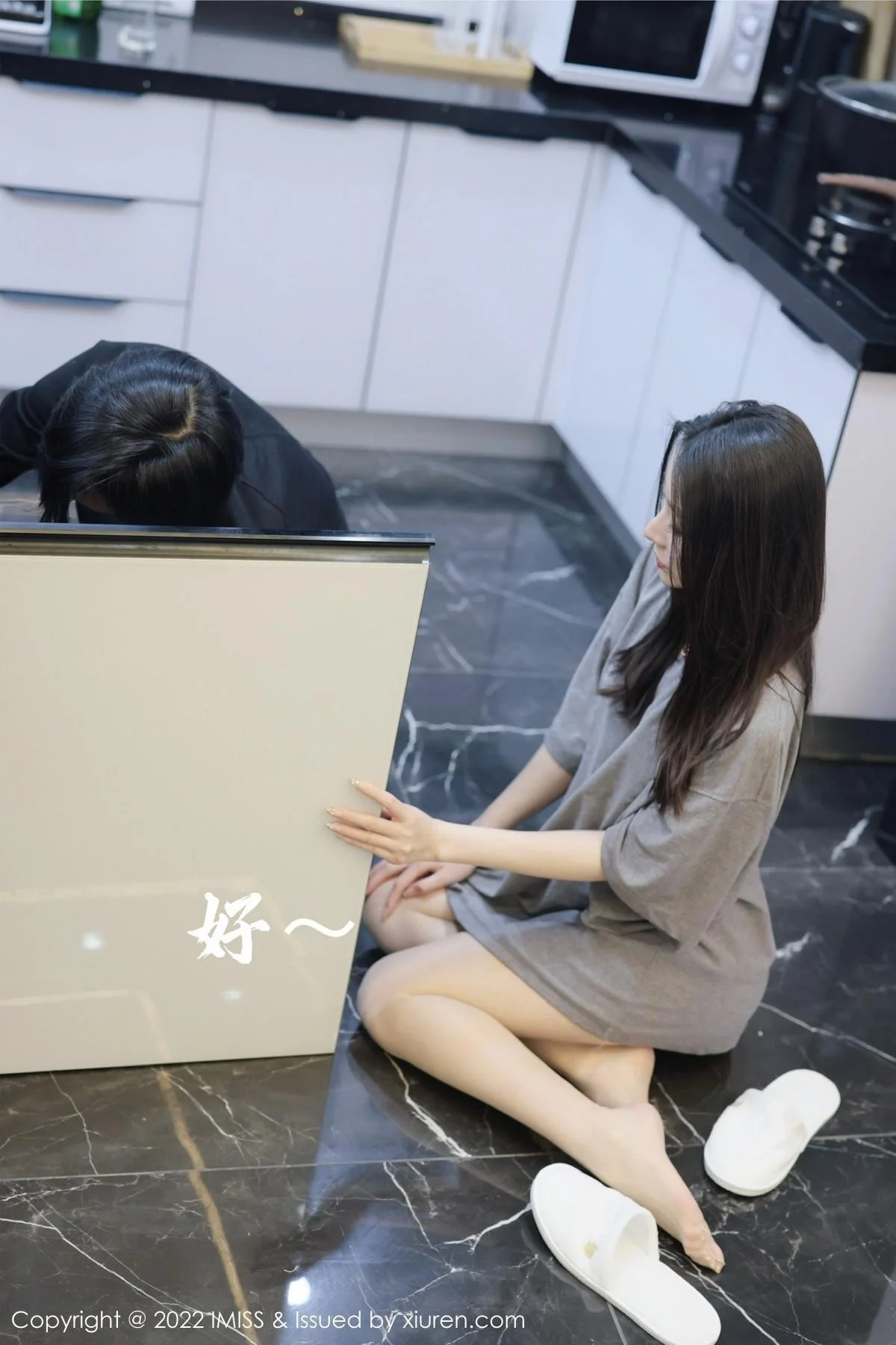 逗逗doudou剧情主题休闲灰色上衣配肉丝裤袜撩人绝美写真 第 24 张