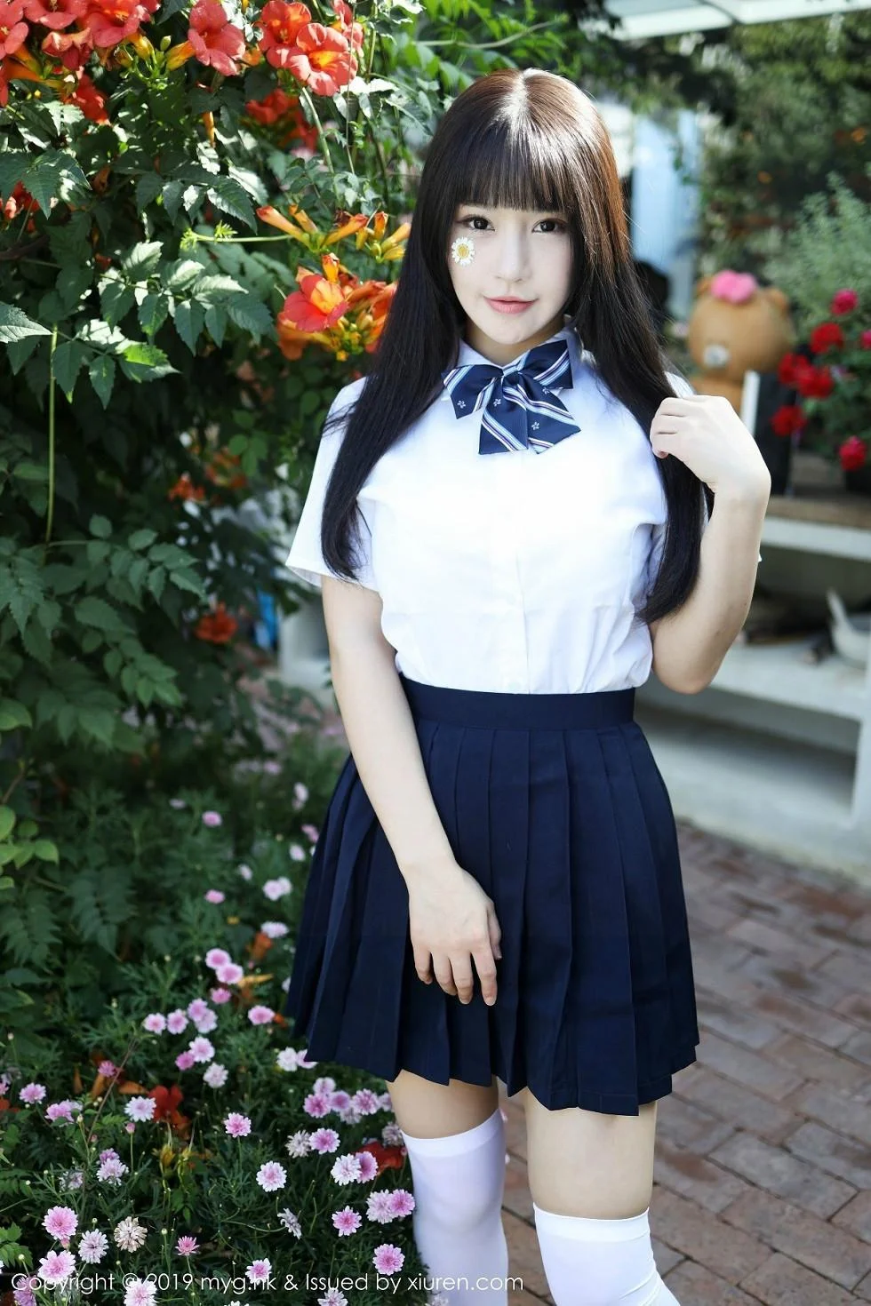 Flower朱可儿大理旅拍户外学生装大胆撩裙绝美写真 第 16 张