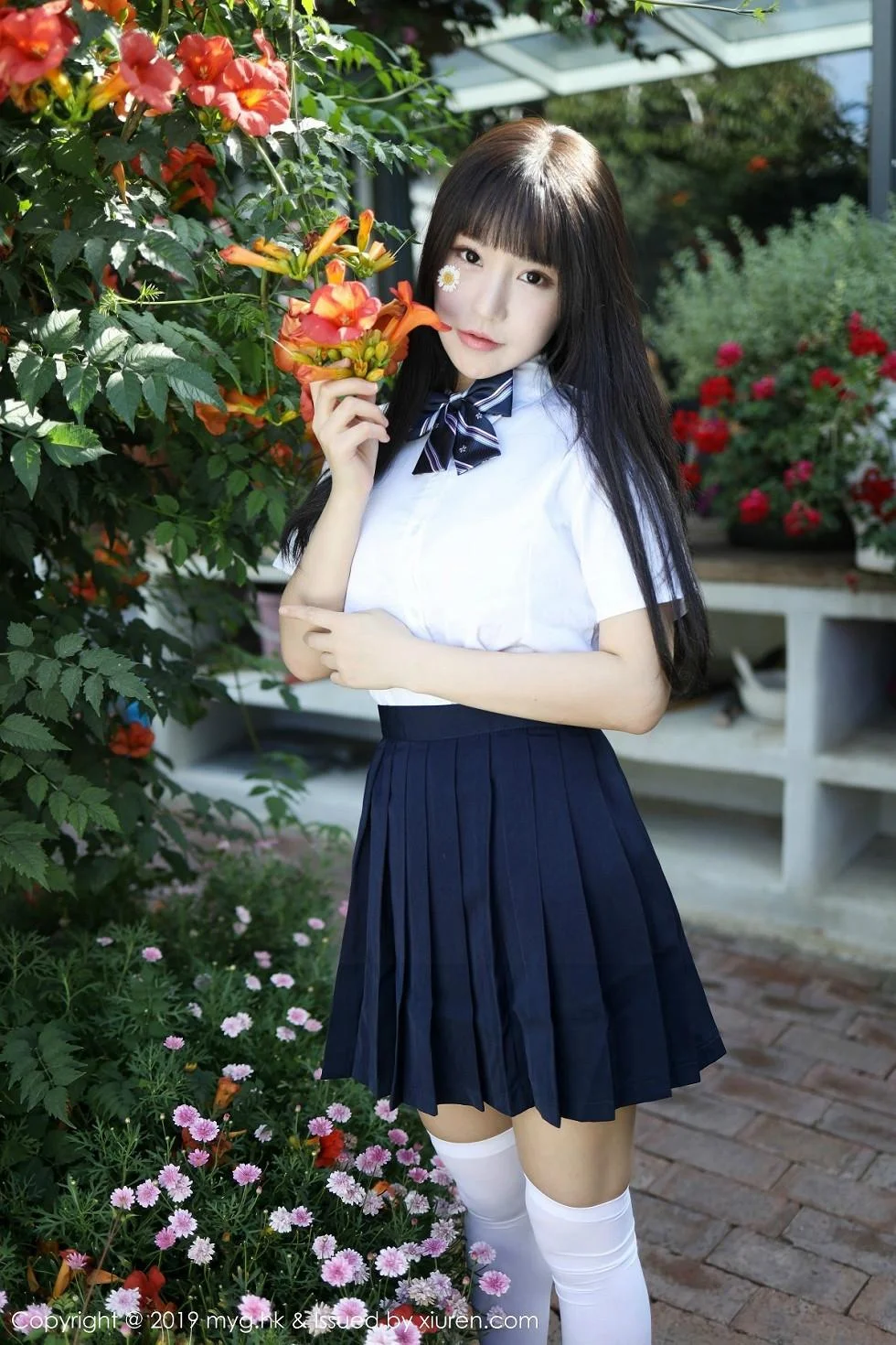 Flower朱可儿大理旅拍户外学生装大胆撩裙绝美写真 第 17 张