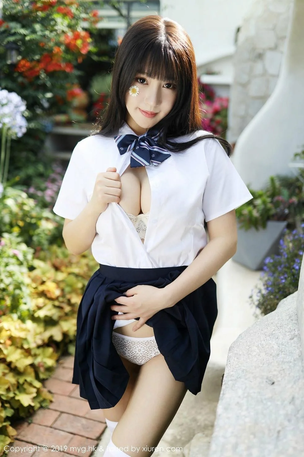 Flower朱可儿大理旅拍户外学生装大胆撩裙绝美写真 第 5 张