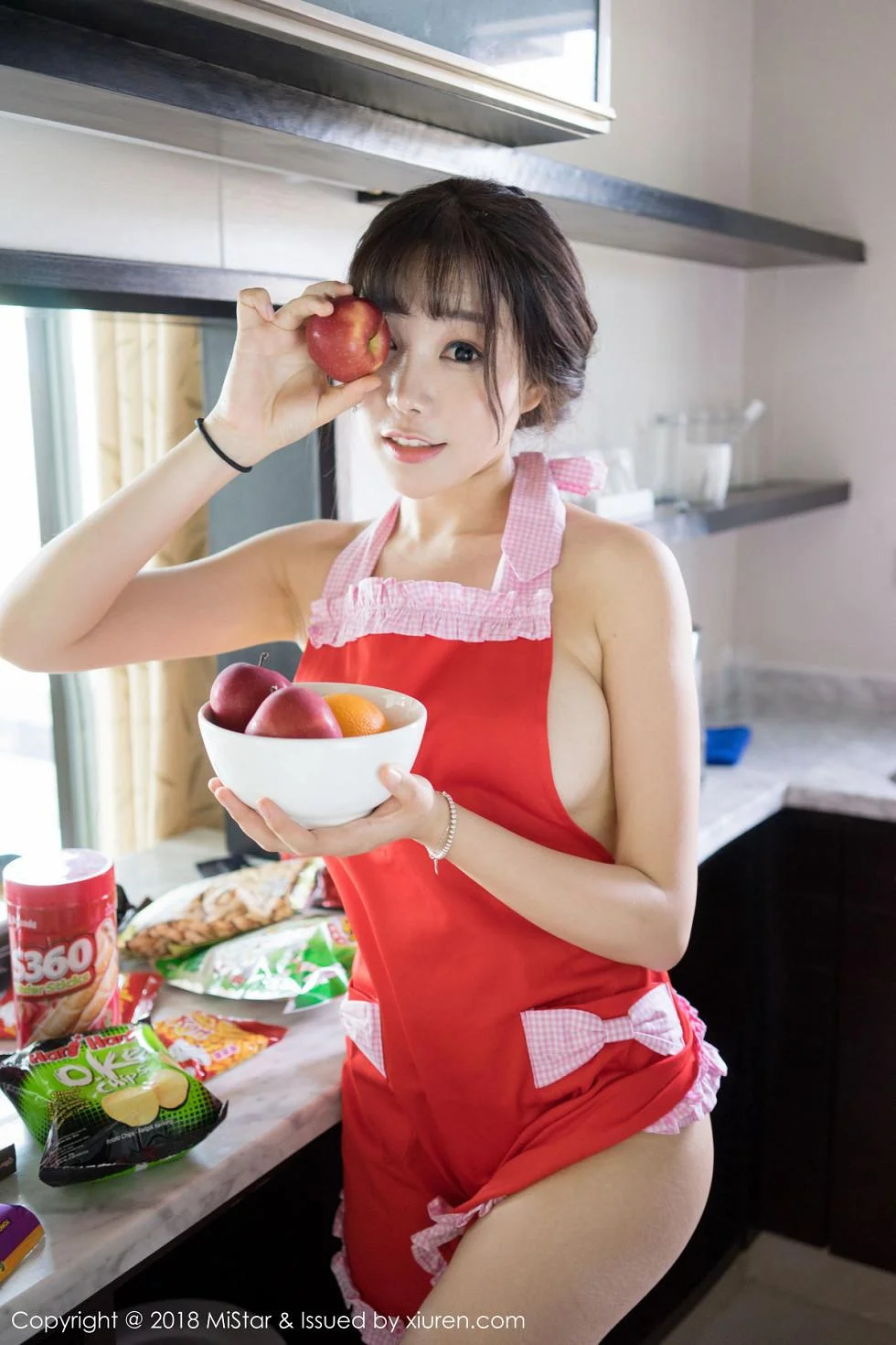 芝芝Booty沙巴旅拍私房女仆装露豪乳翘臀极致绝美写真 第 21 张
