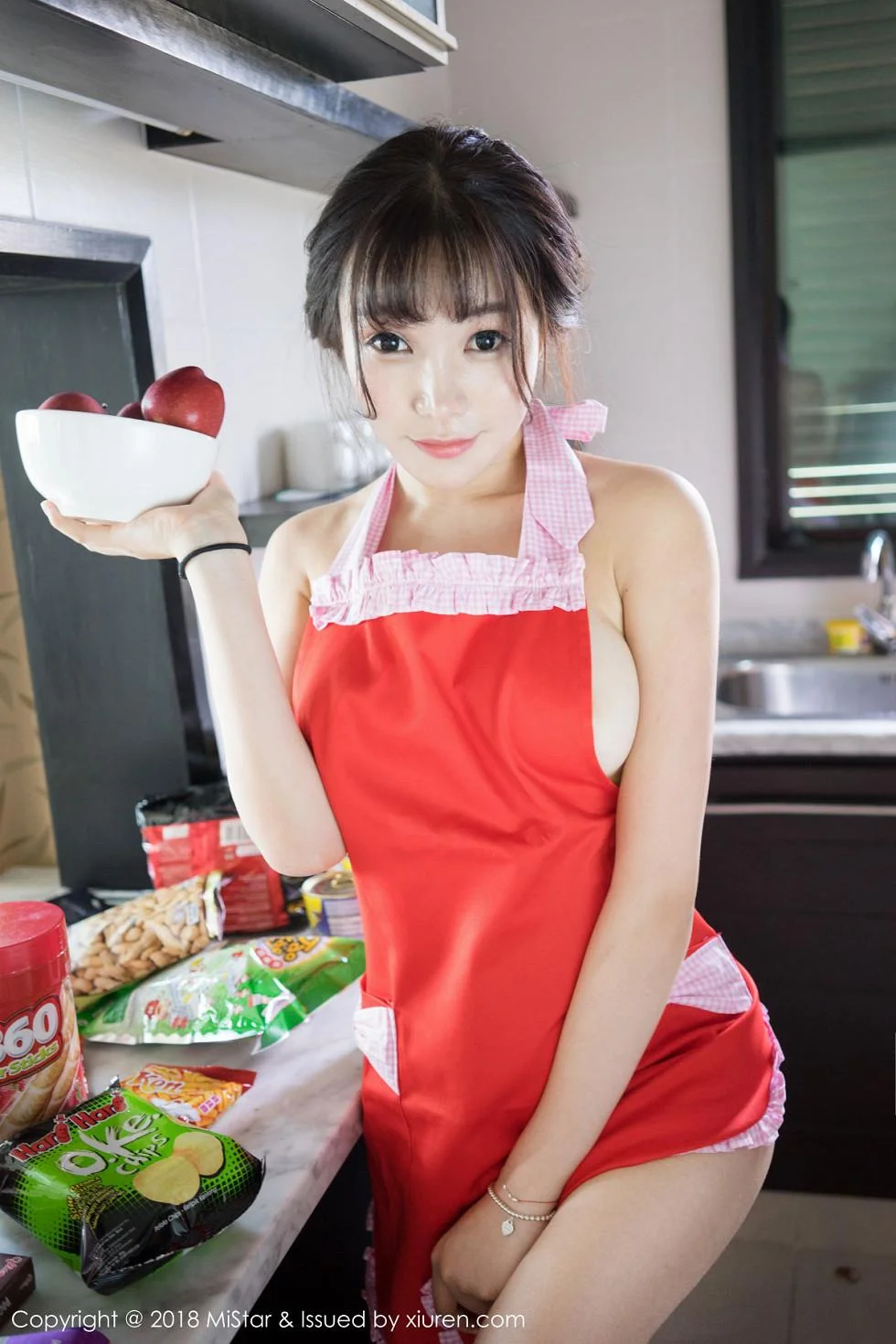 芝芝Booty沙巴旅拍私房女仆装露豪乳翘臀极致绝美写真 第 23 张