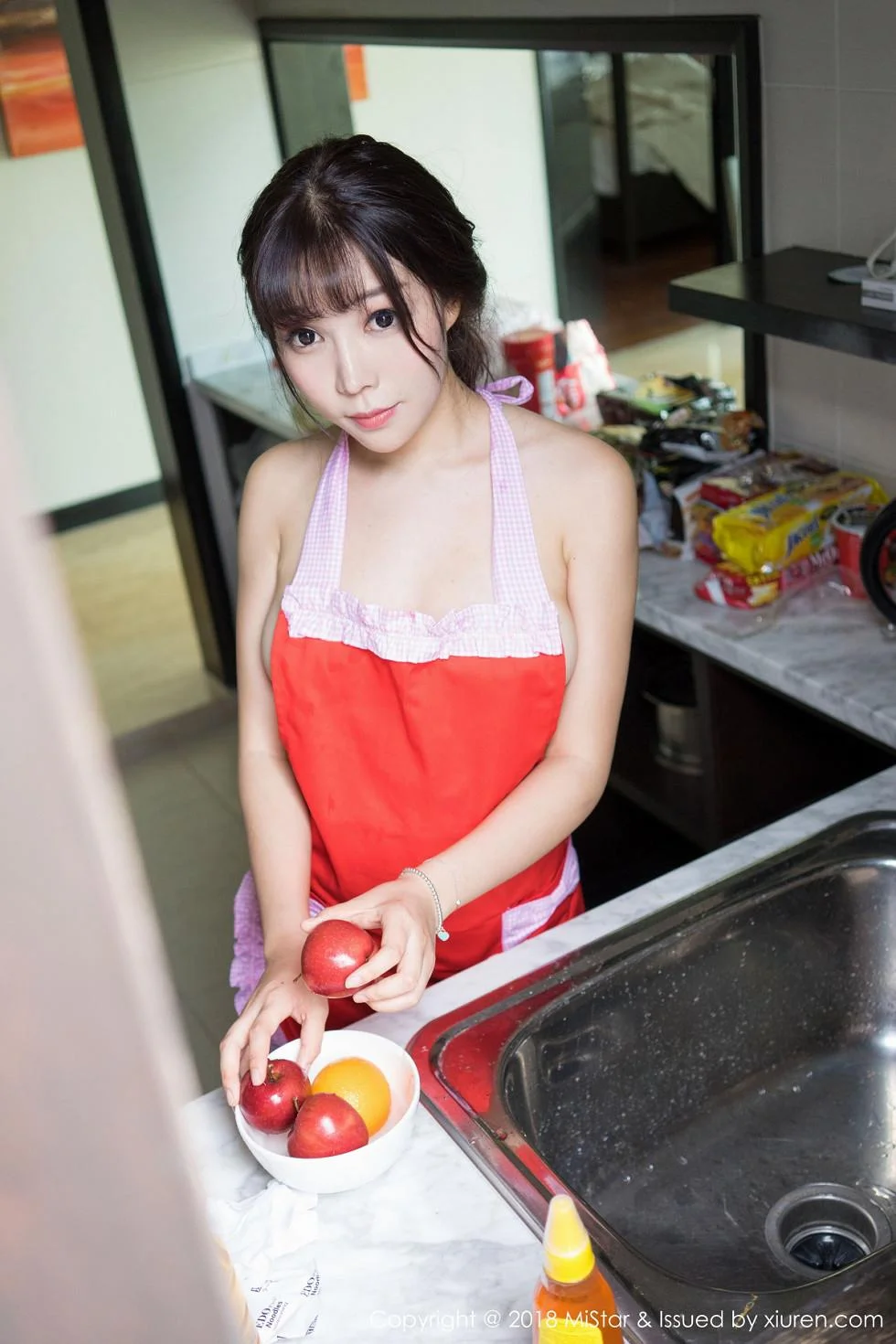 芝芝Booty沙巴旅拍私房女仆装露豪乳翘臀极致绝美写真 第 34 张