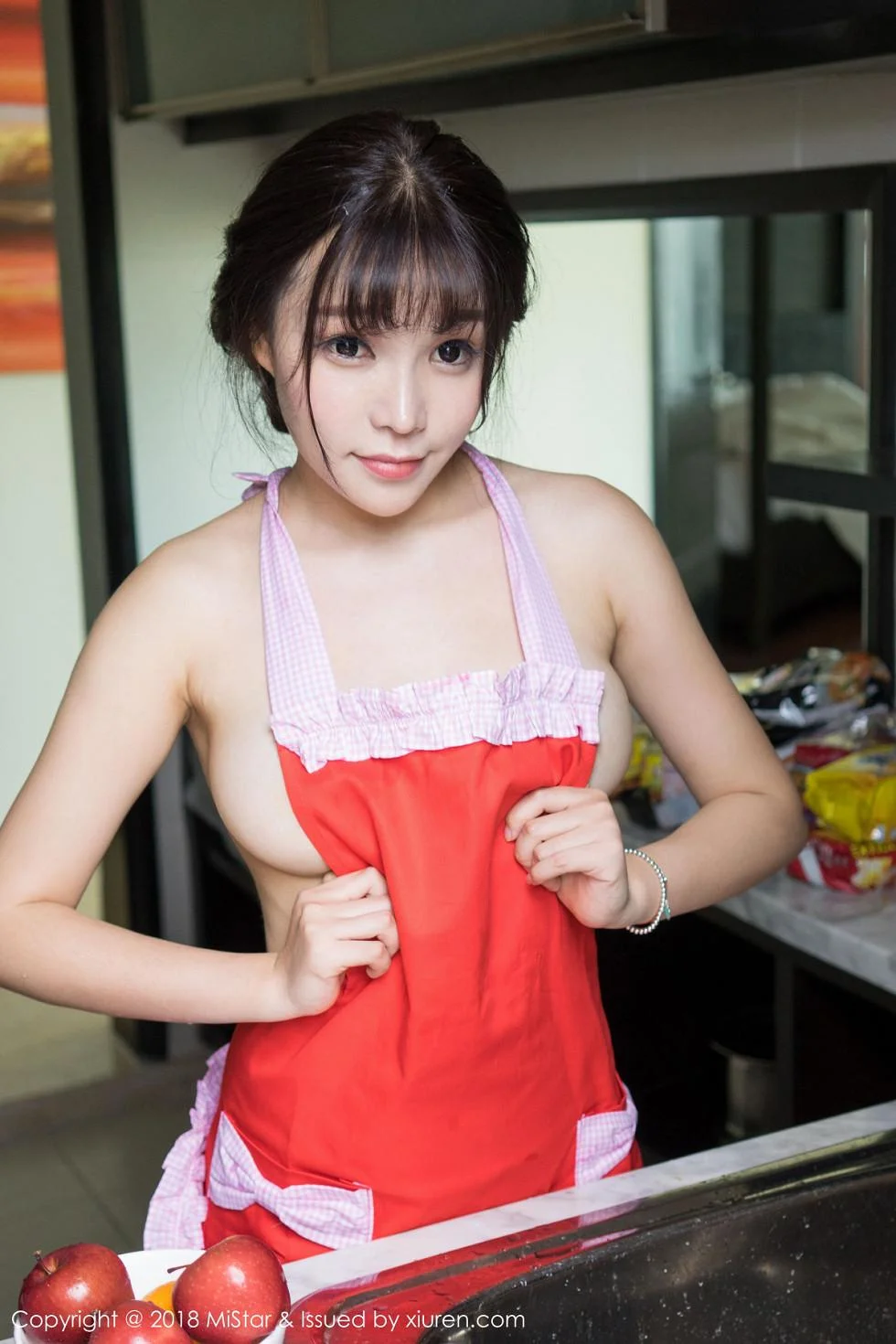 芝芝Booty沙巴旅拍私房女仆装露豪乳翘臀极致绝美写真 第 36 张
