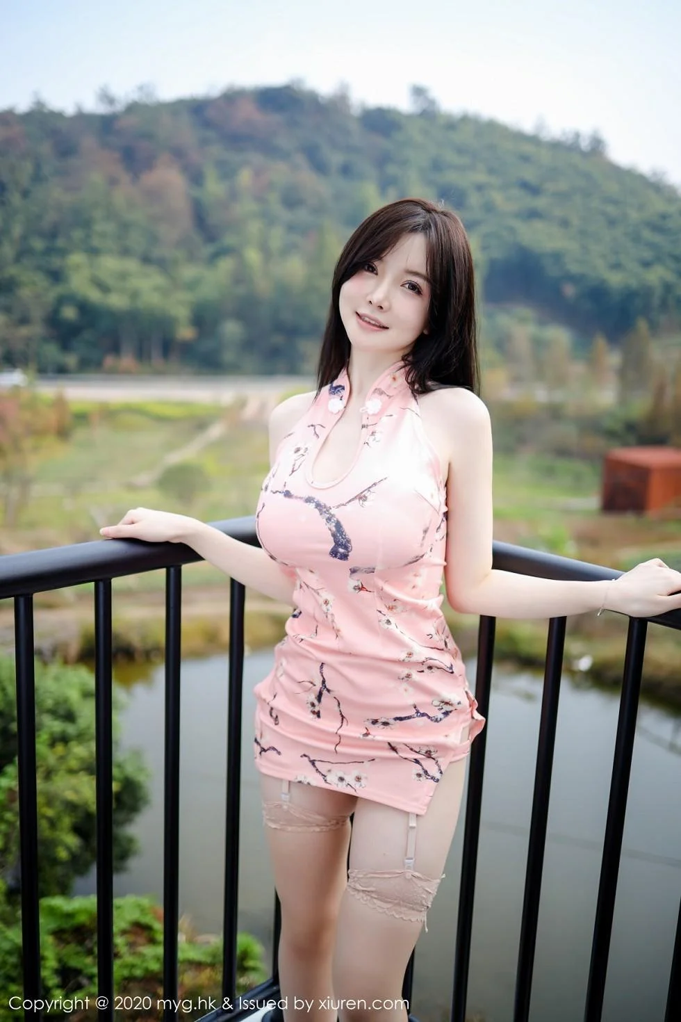 糯美子MINI粉色古韵旗袍配粉色蕾丝袜撩人绝美写真 第 129 张