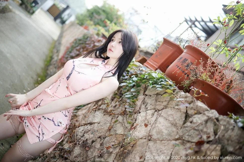 糯美子MINI粉色古韵旗袍配粉色蕾丝袜撩人绝美写真 第 37 张