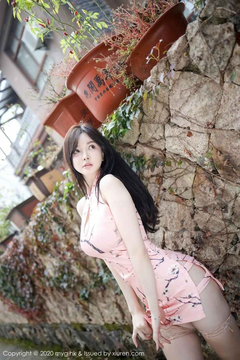 糯美子MINI粉色古韵旗袍配粉色蕾丝袜撩人绝美写真 第 42 张