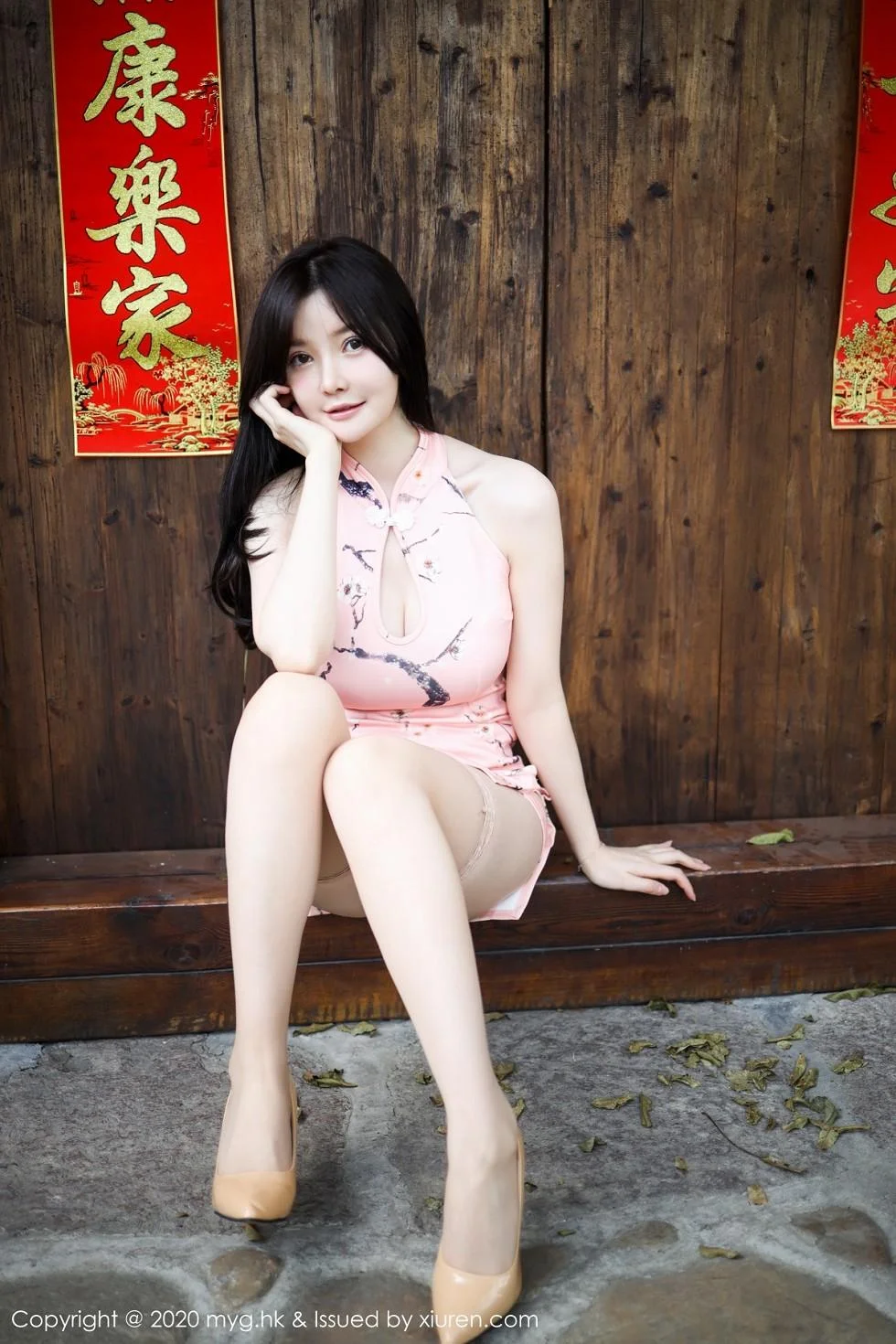 糯美子MINI粉色古韵旗袍配粉色蕾丝袜撩人绝美写真 第 46 张