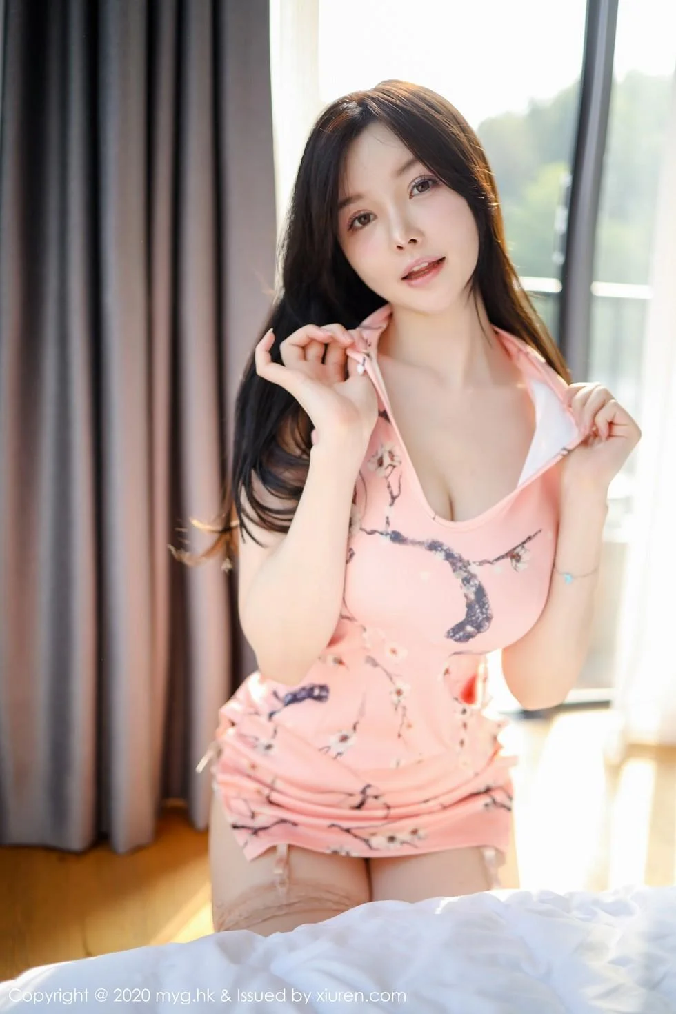 糯美子MINI粉色古韵旗袍配粉色蕾丝袜撩人绝美写真 第 78 张