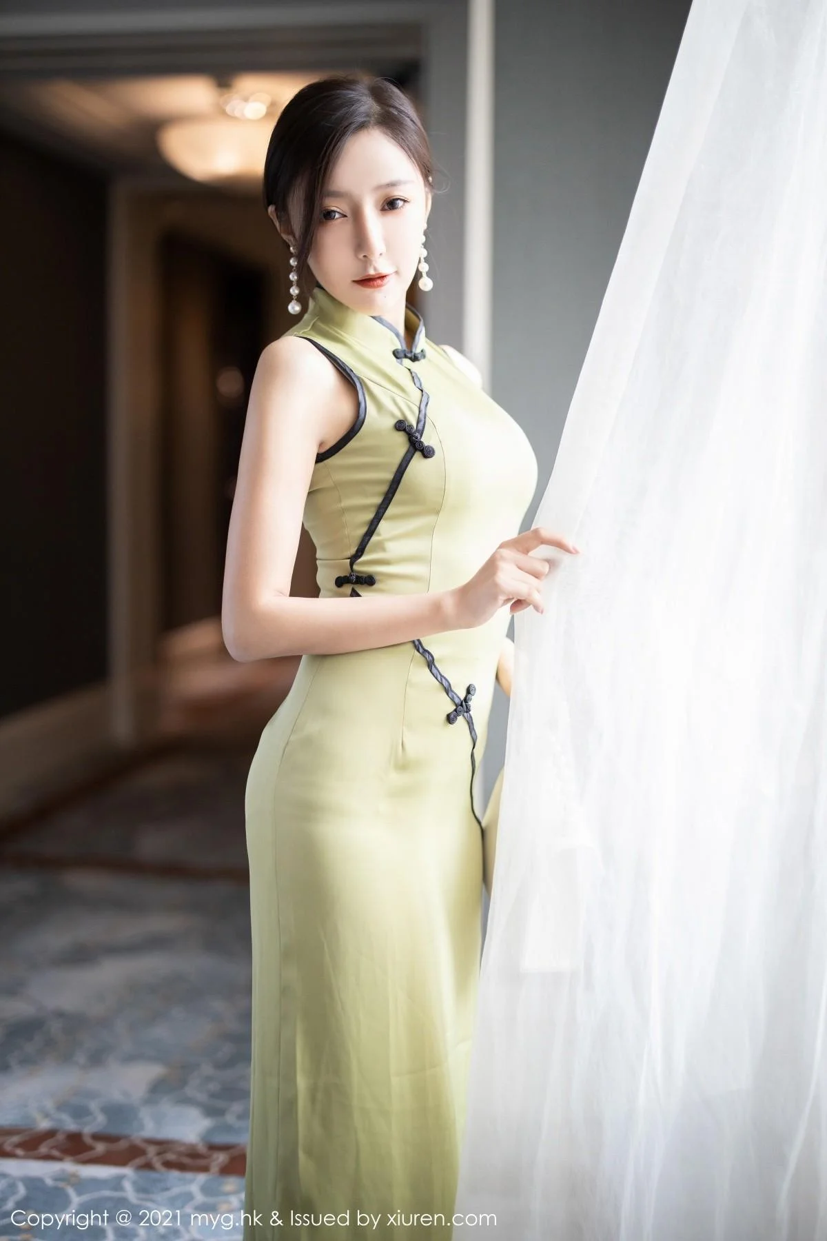 王馨瑶yanni江浙沪旅拍脱古韵旗袍露性感内衣迷人绝美写真 第 12 张