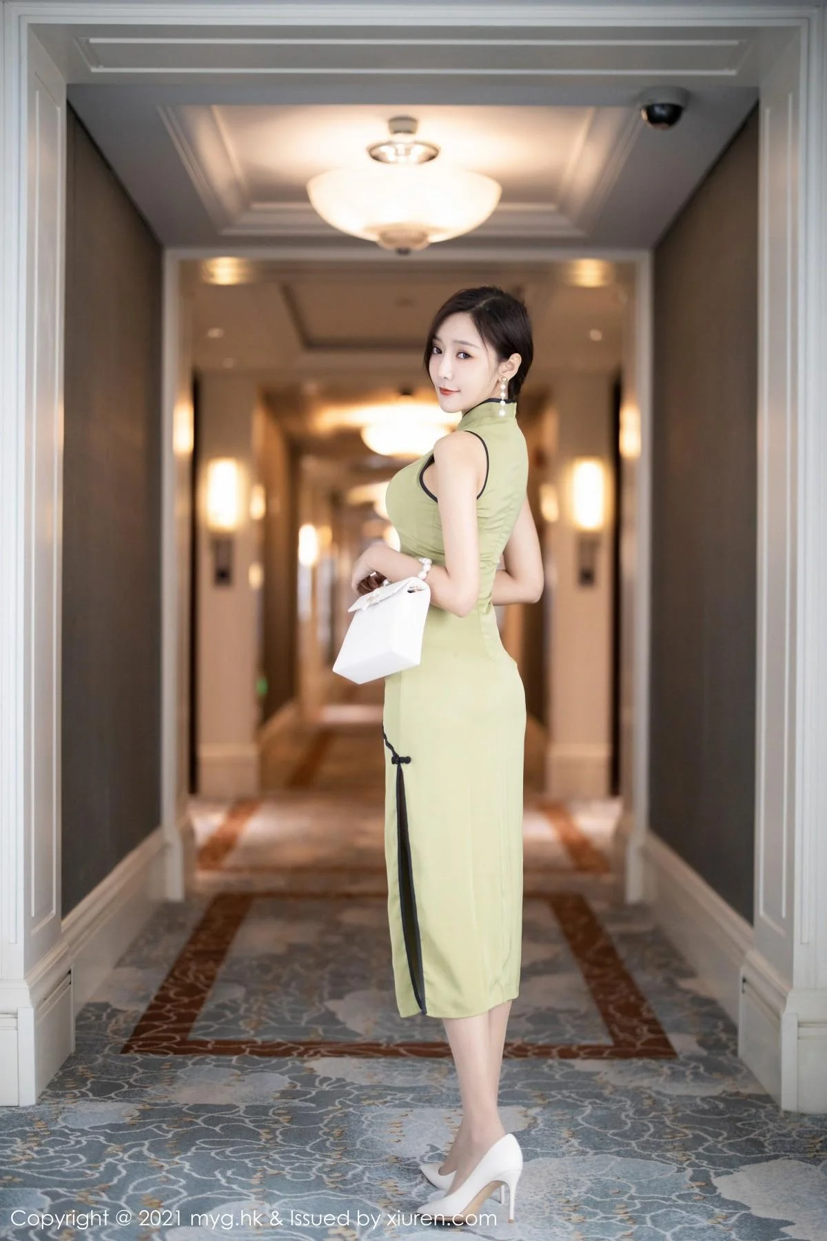 王馨瑶yanni江浙沪旅拍脱古韵旗袍露性感内衣迷人绝美写真 第 4 张